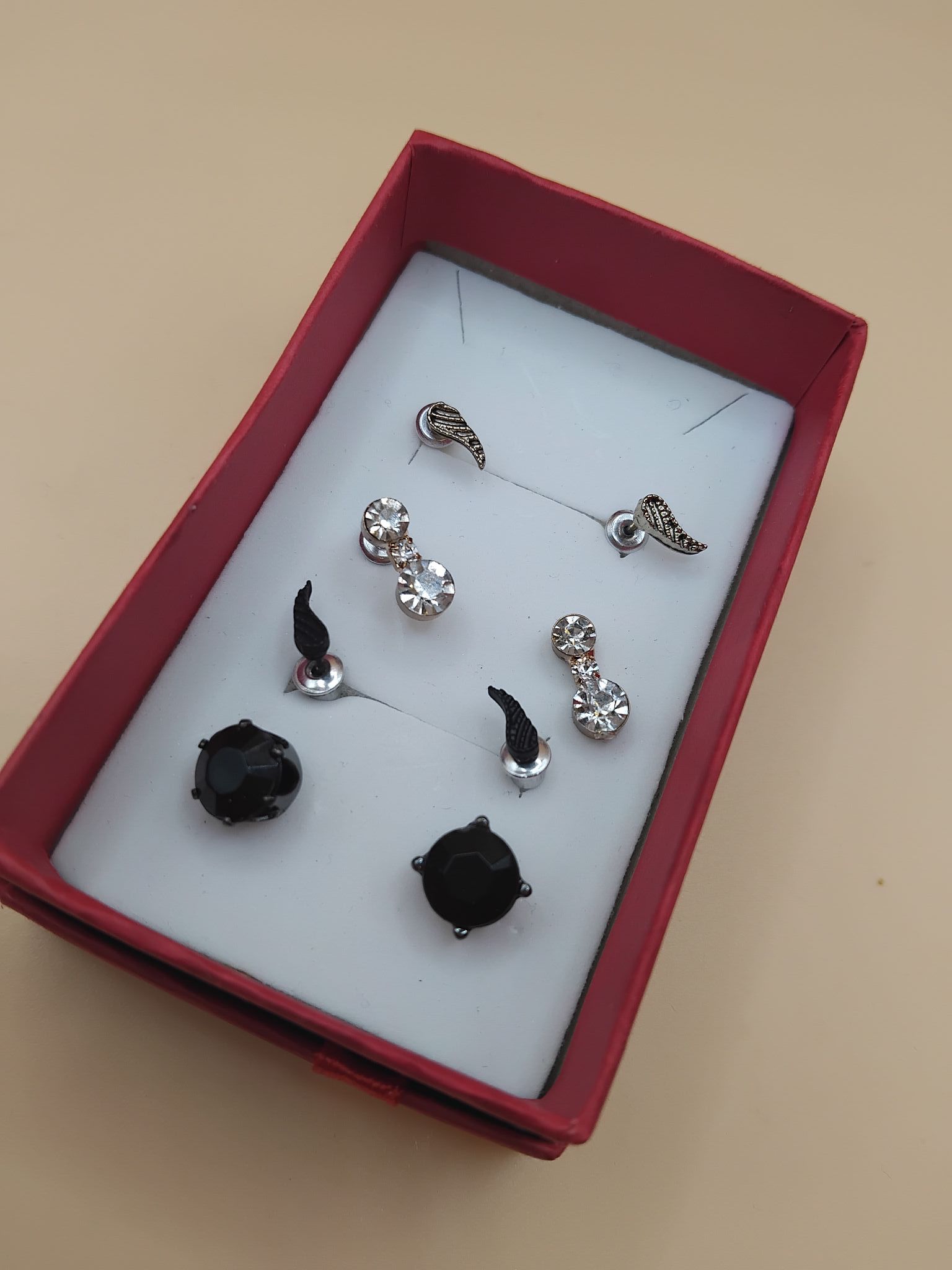 (BE45) 4 x pairs of unisex ear studs boxed