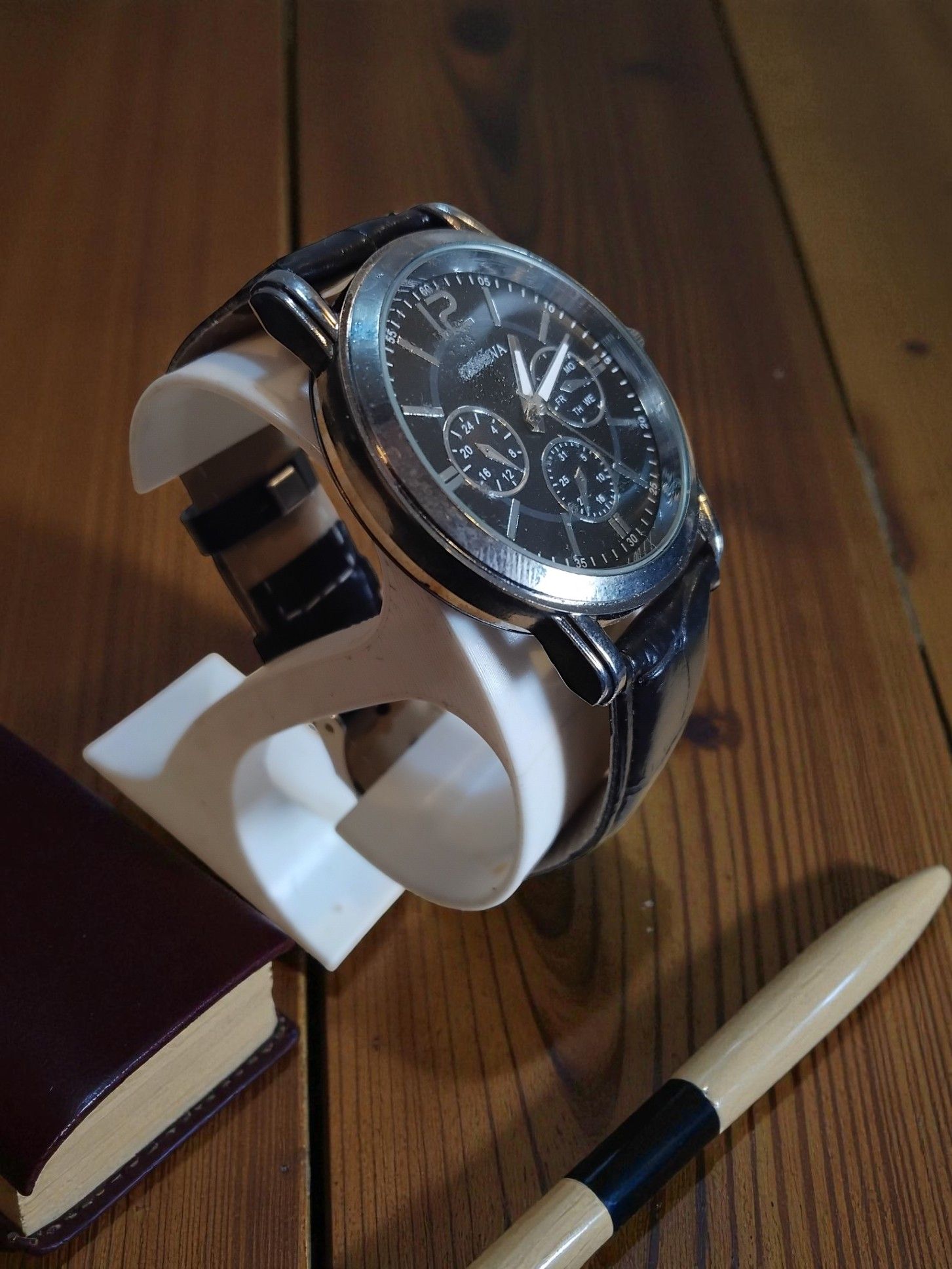 (MW120) Geneva Gents leather strap watch boxed