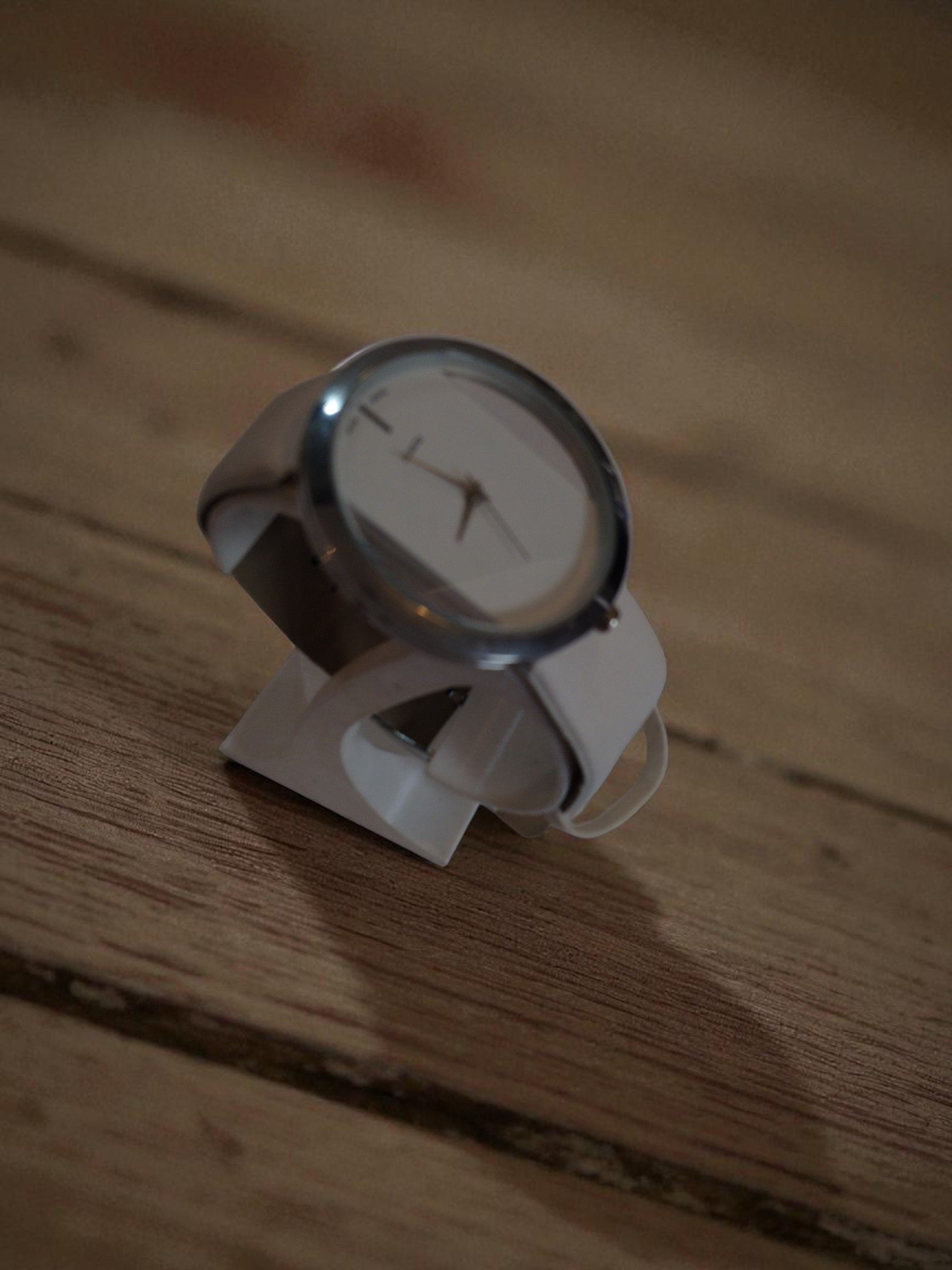 (LW71) Ladies quartz thick white leather strap watch BARGAIN!!!