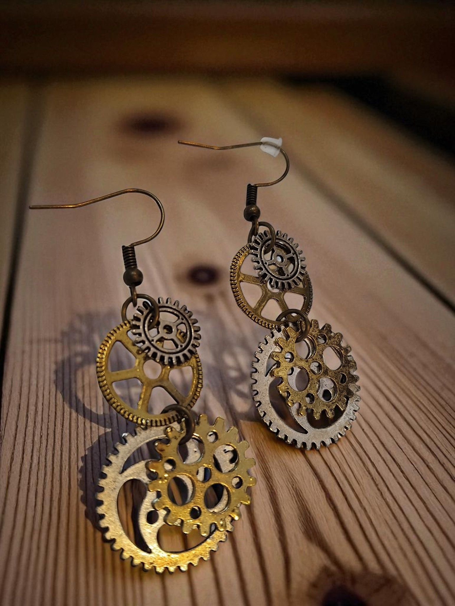 (E31) Unisex adult/teens cog themed pair of boxed earrings