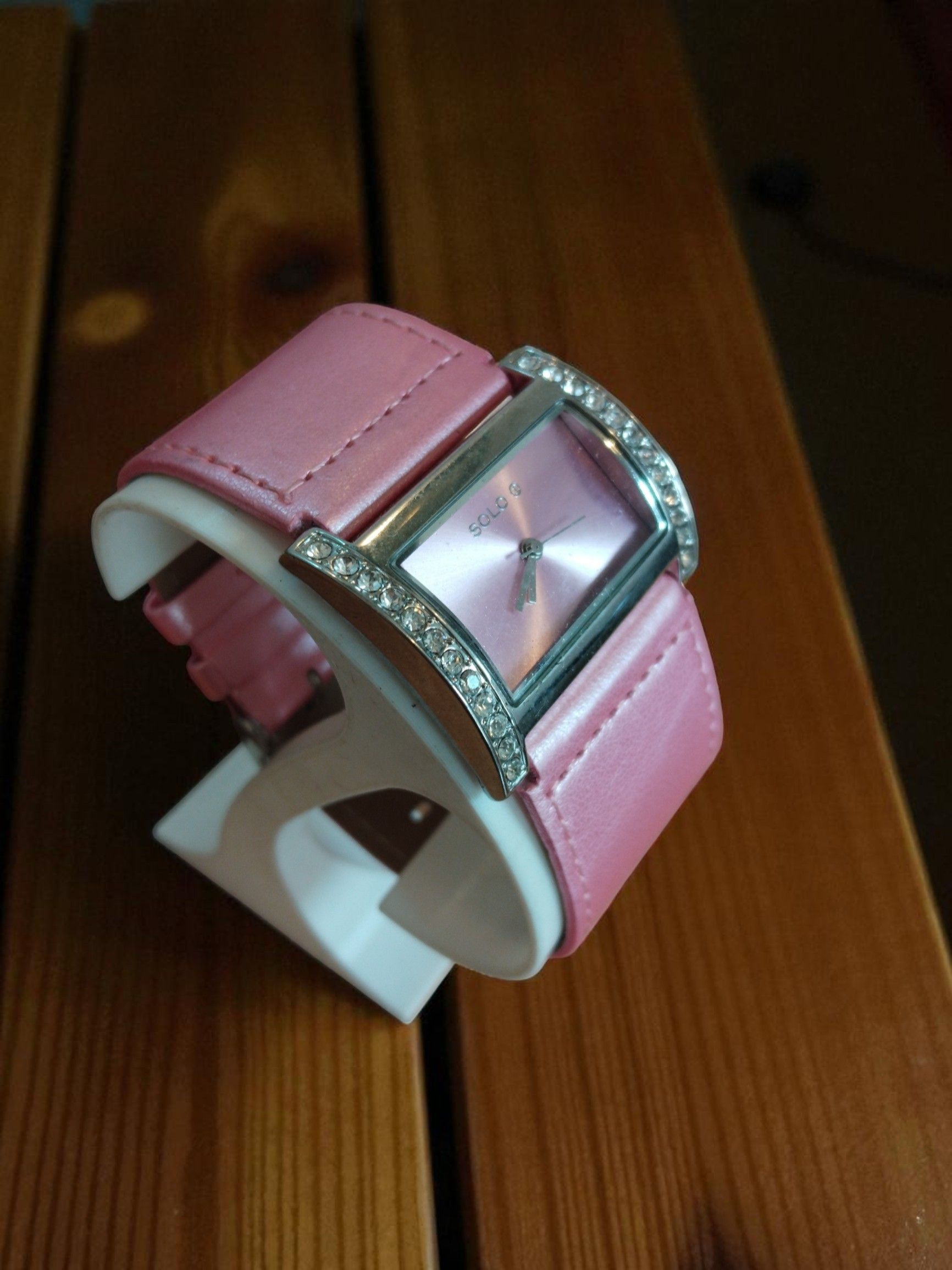 (LW79) SOLO Ladies pink thick banded leather strap wrist watch