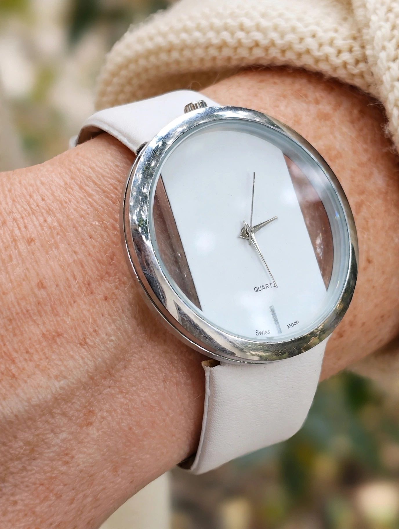 (LW71) Ladies quartz thick white leather strap watch