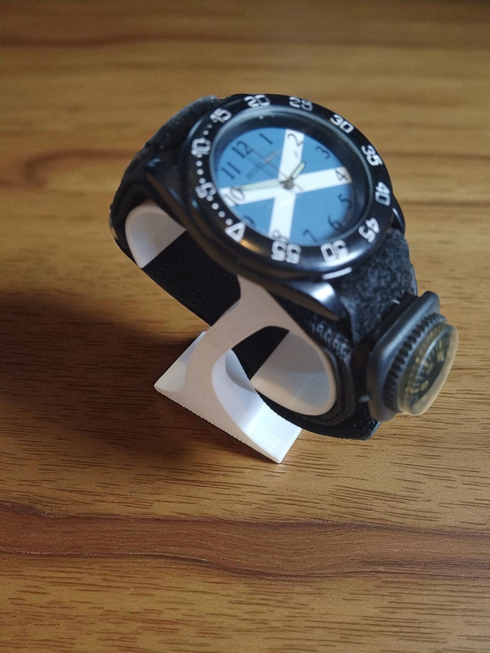 (MW35) Gents/teenagers Scotland watch with compass