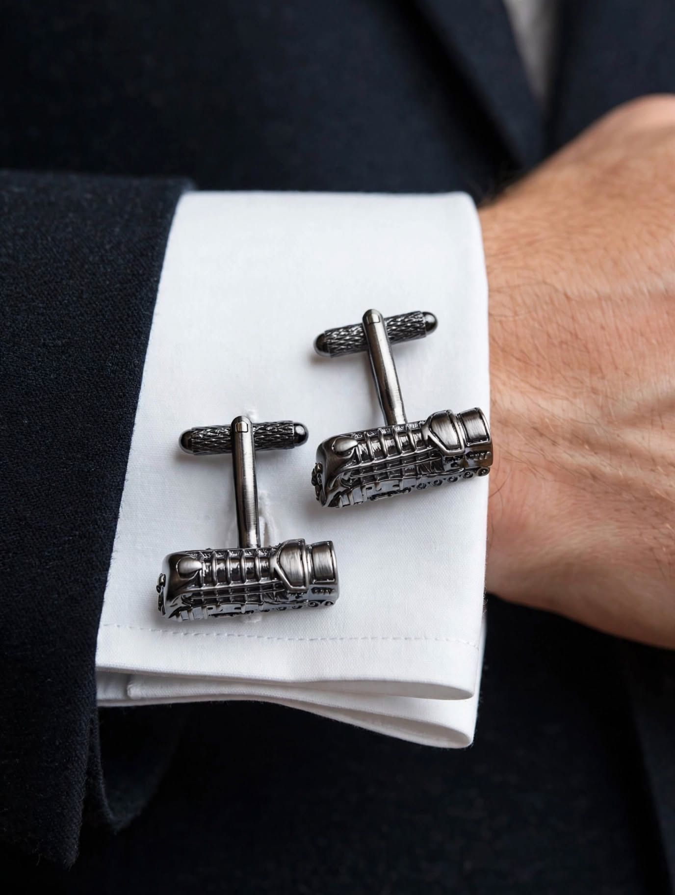 (Cf5) pair of engine train cufflinks