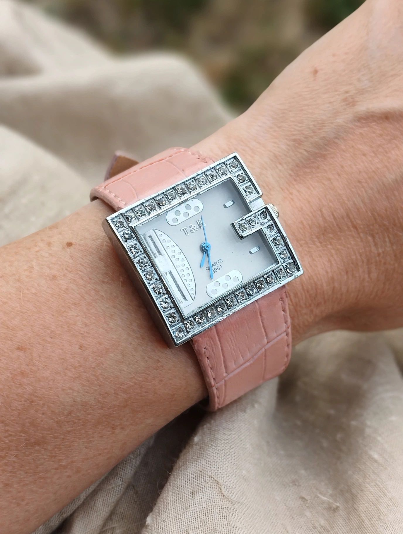 LW270 Ladies thick leather strap watch form T&E