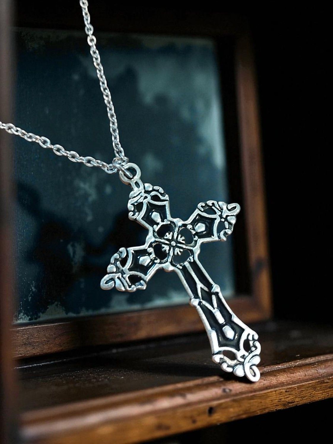 (N58) Beautifully crafted crucifix pendant necklace
