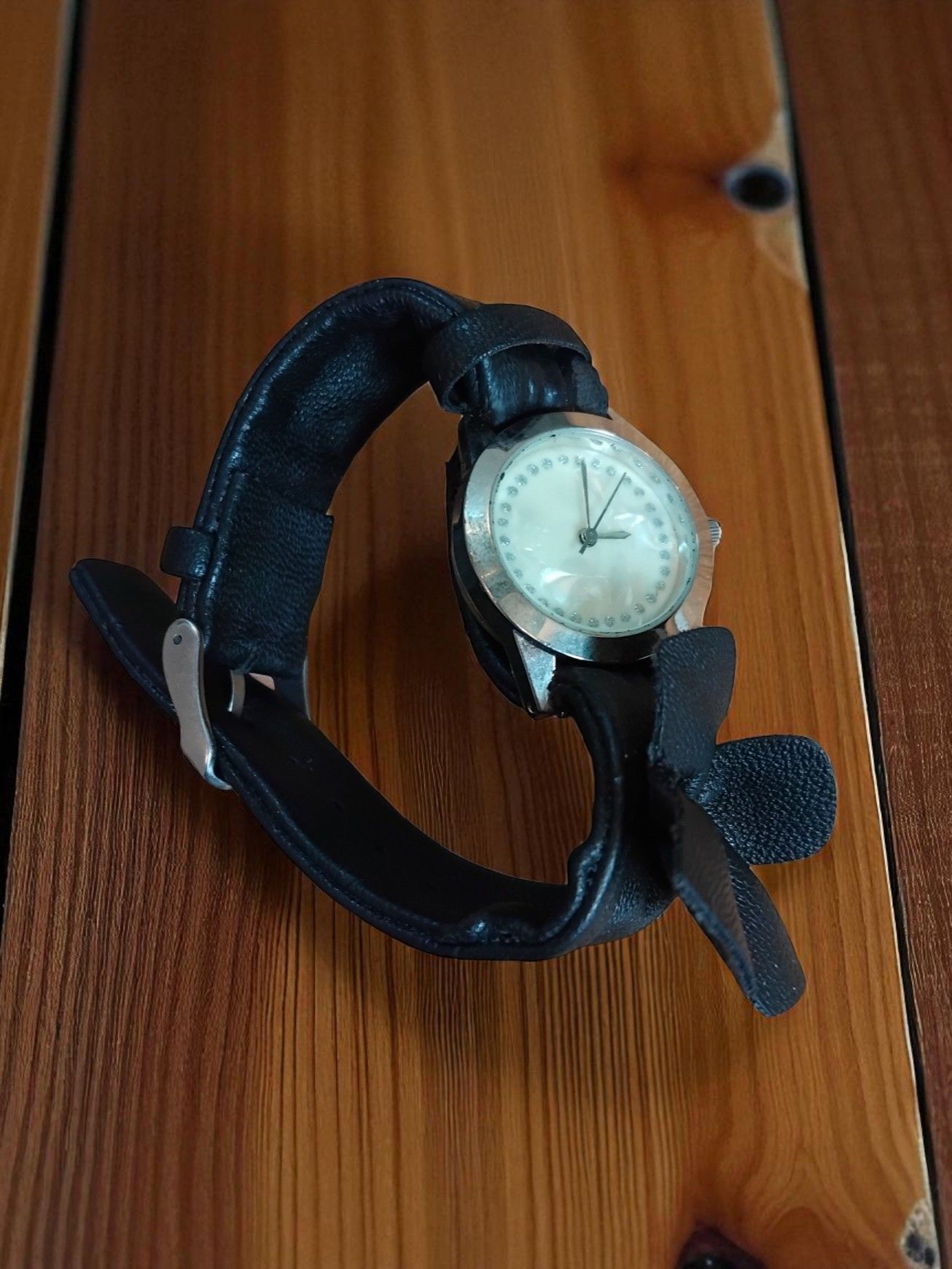 (BW14) Girls small leather strap watch