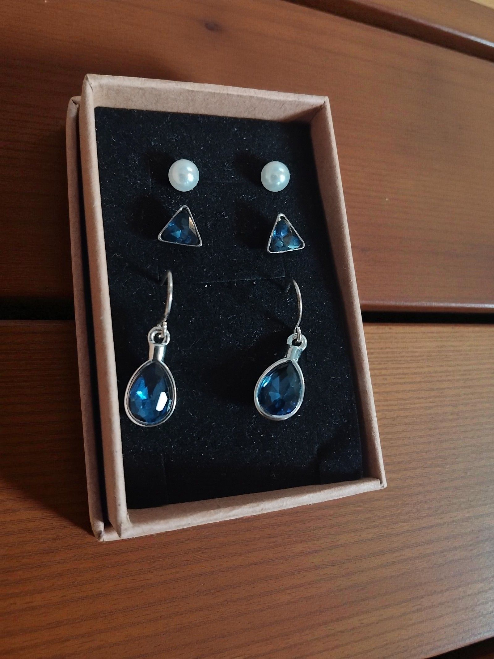 (B-E-60) 3 x pairs of ladies ear studs