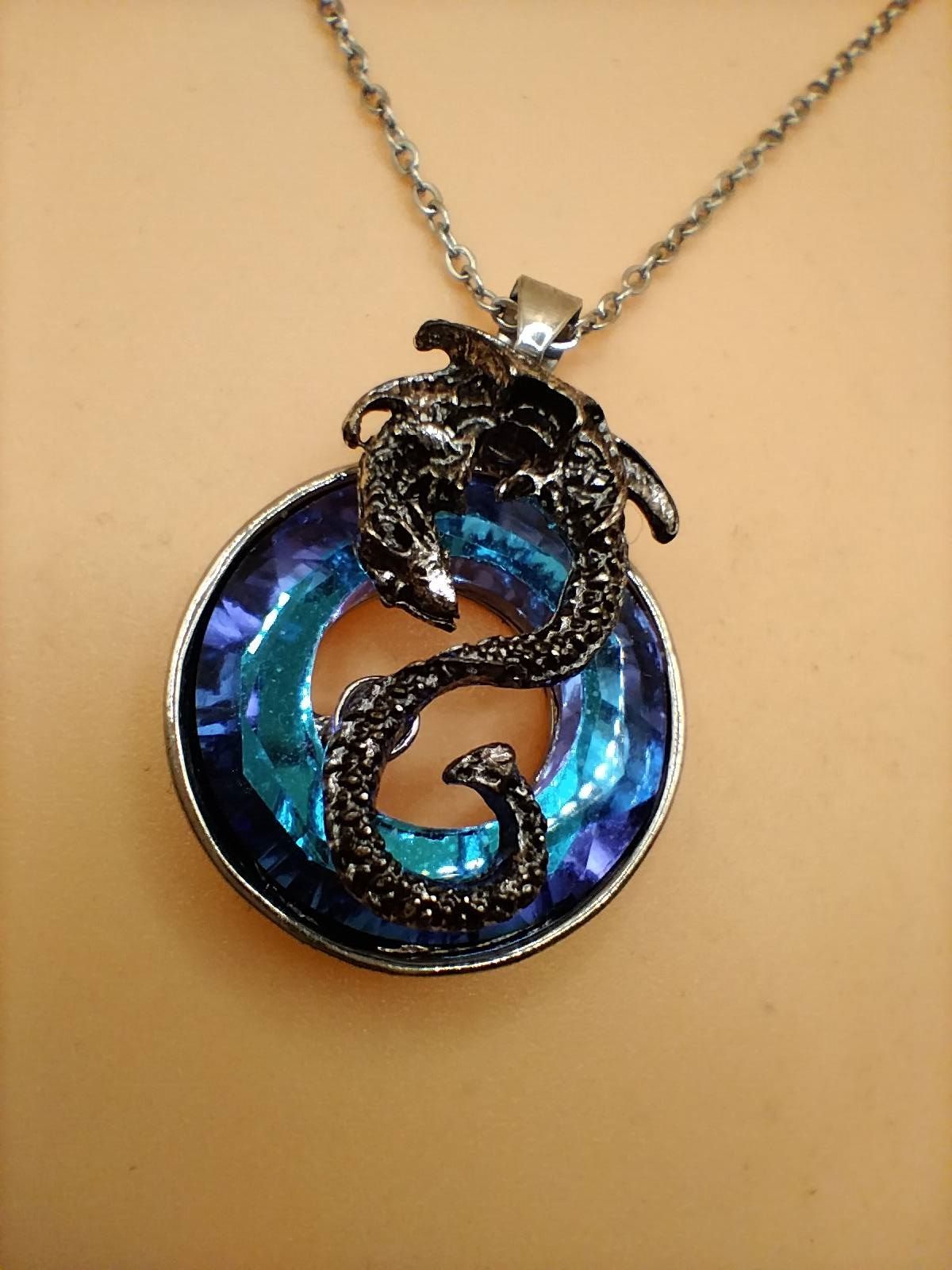 (N1) Wonderful dragon pendant necklace for ladies or teenagers
