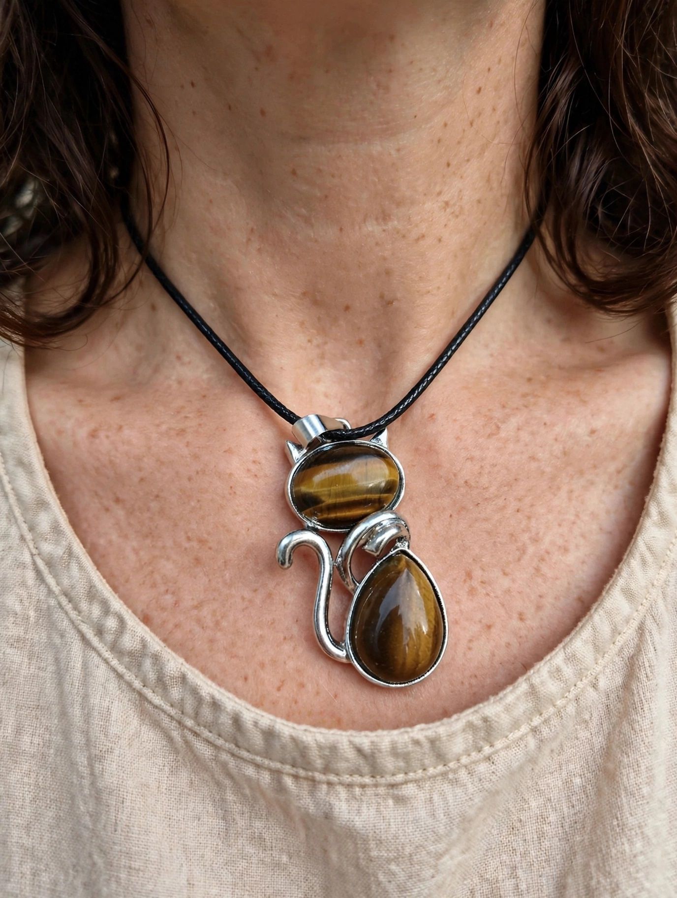 (N2) Tiger’s eye seated cat pendant necklace