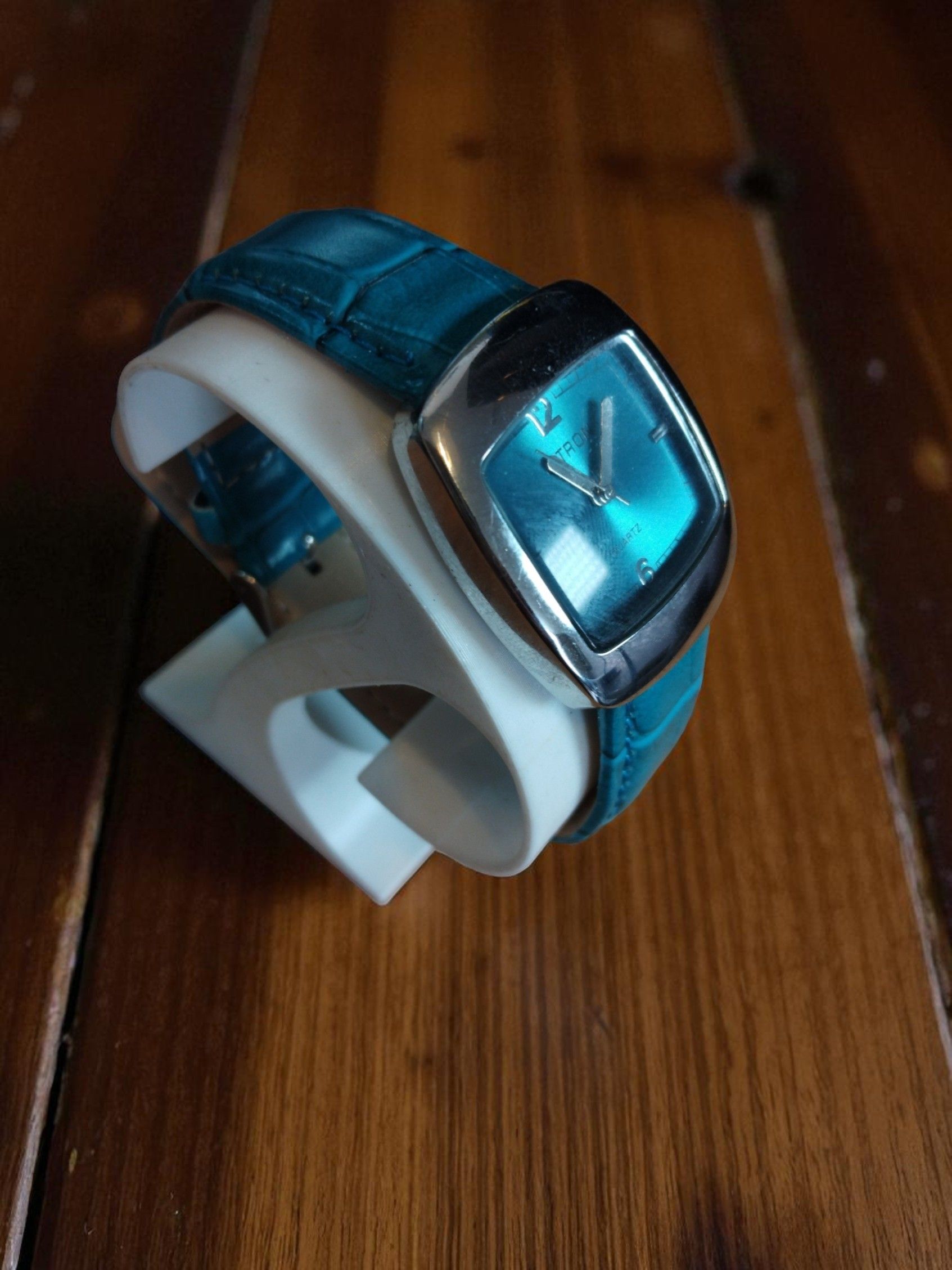 (LW91) Ladies / teens Citron of London blue leather strap watch