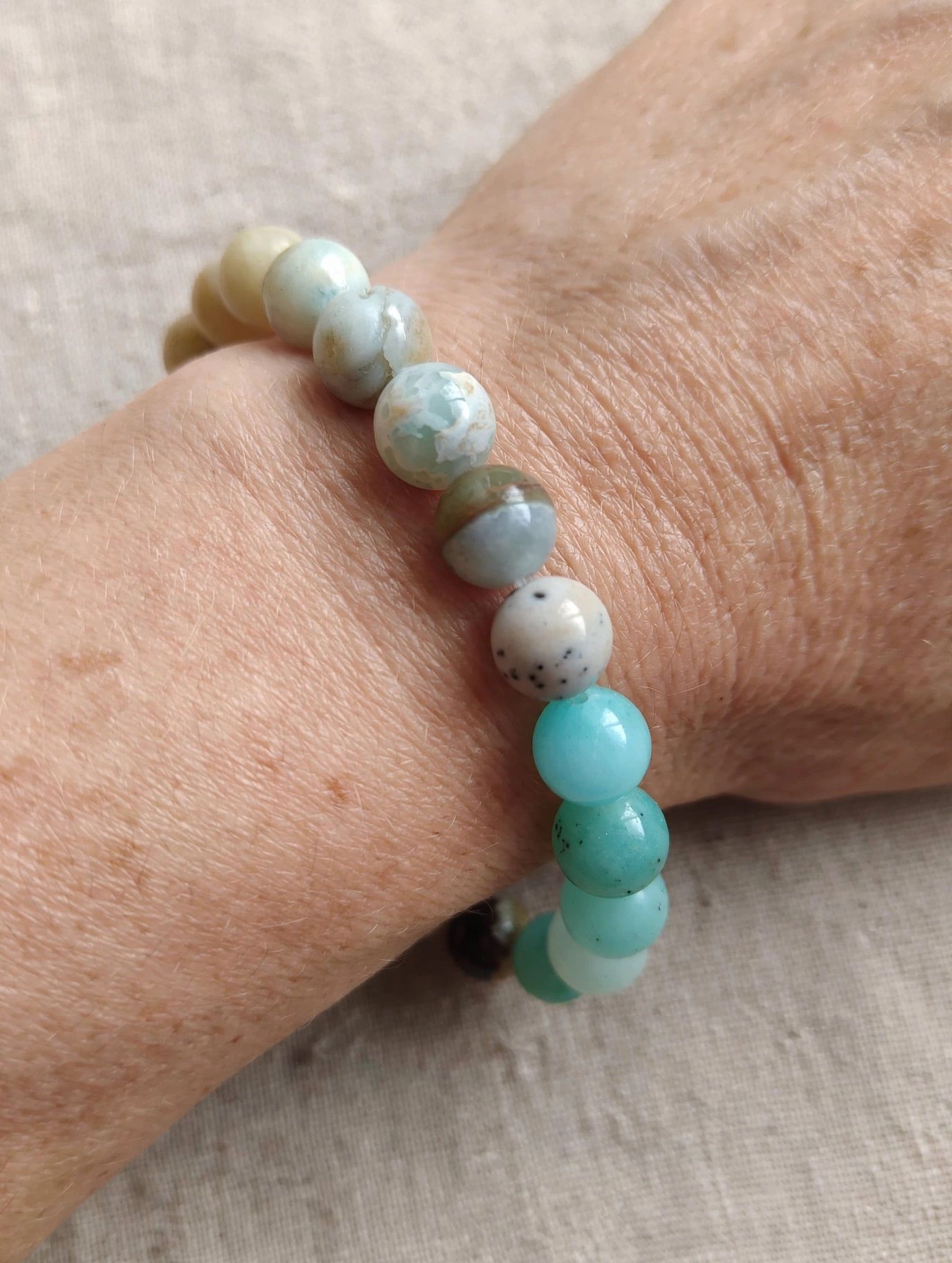 (B4) Precious stone bracelet