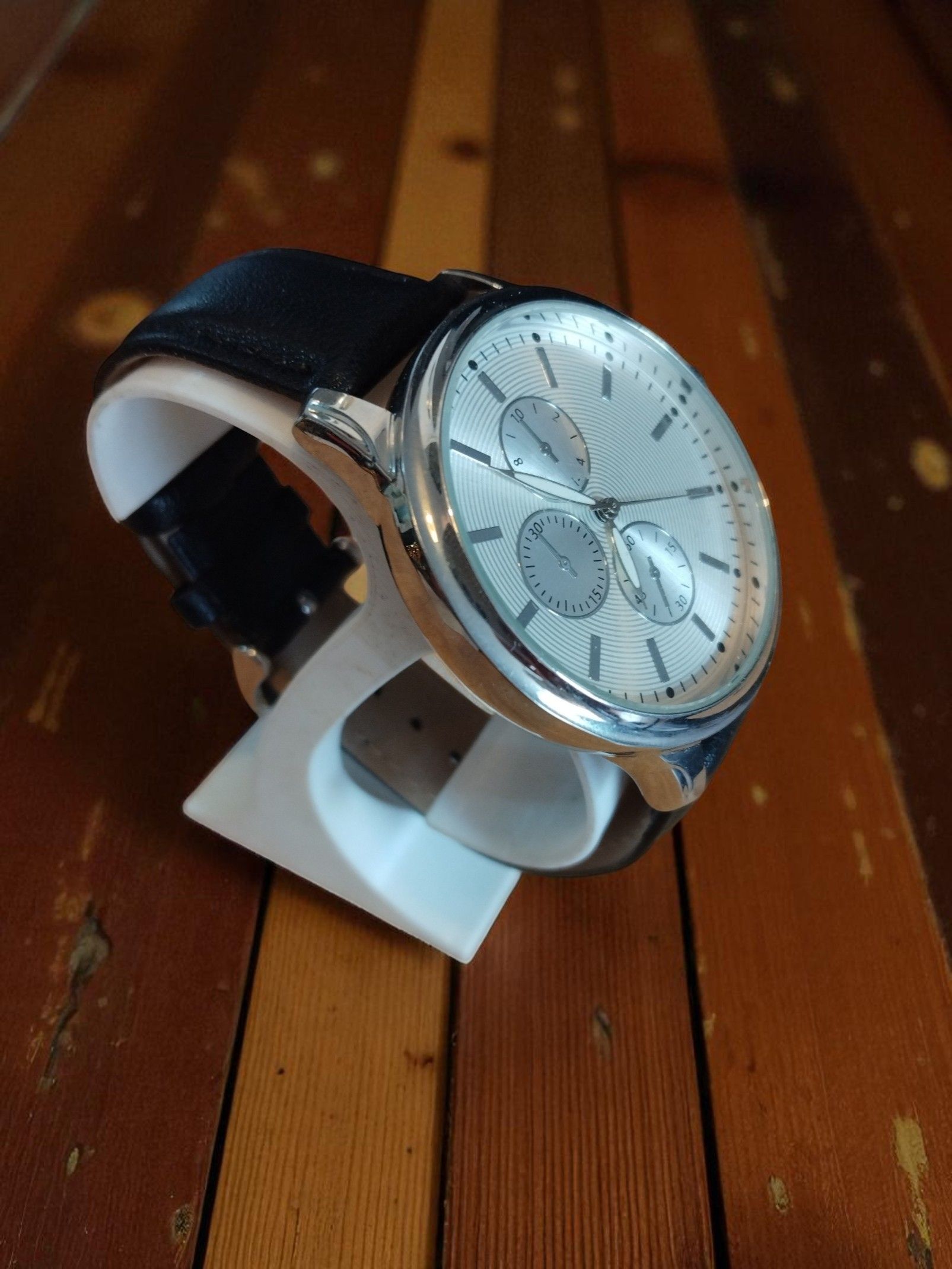 (MW26) Silver faced black leather strap gents / teenagers watch
