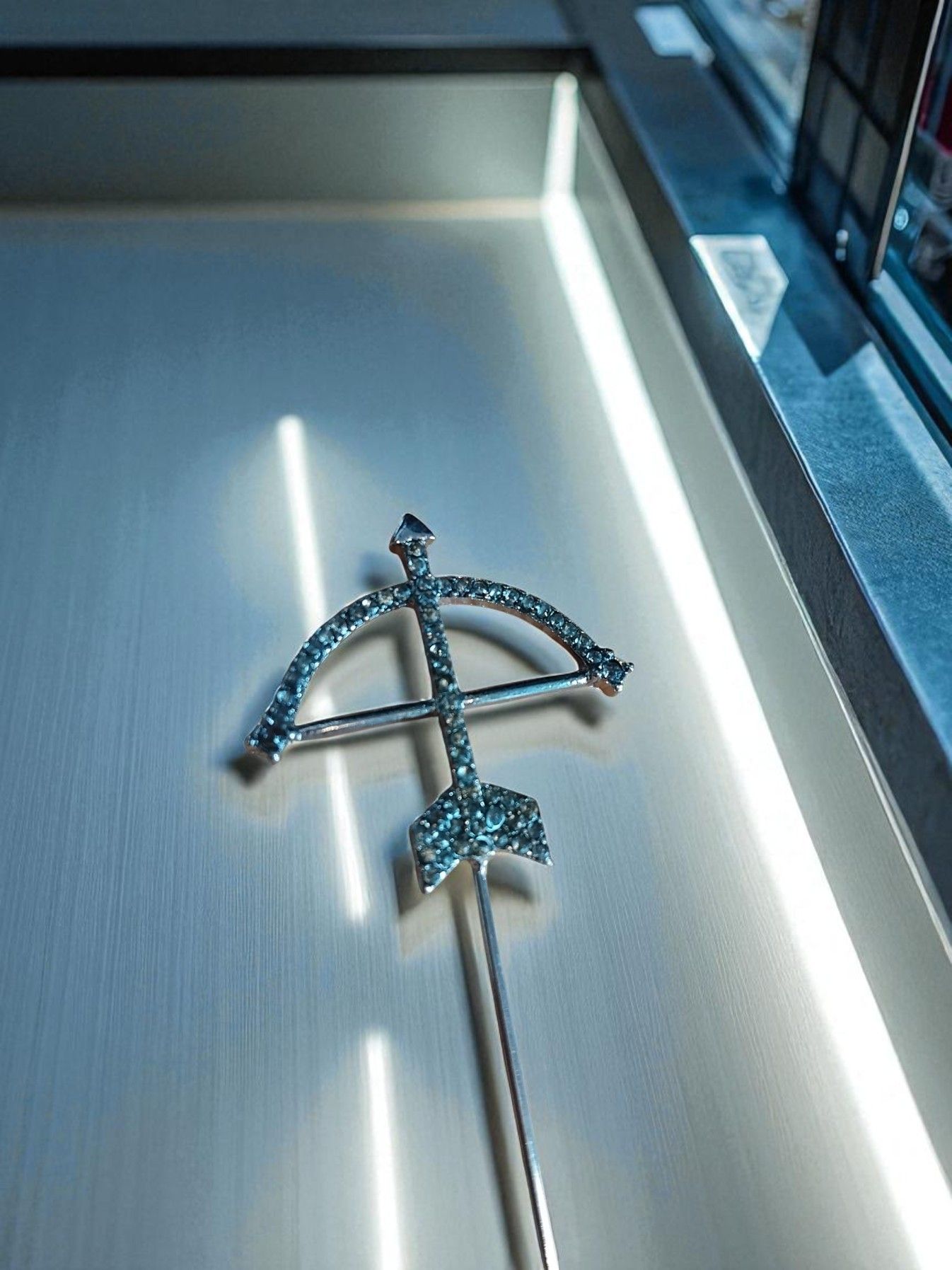 (LP12) Arrow design lapel / hat pin