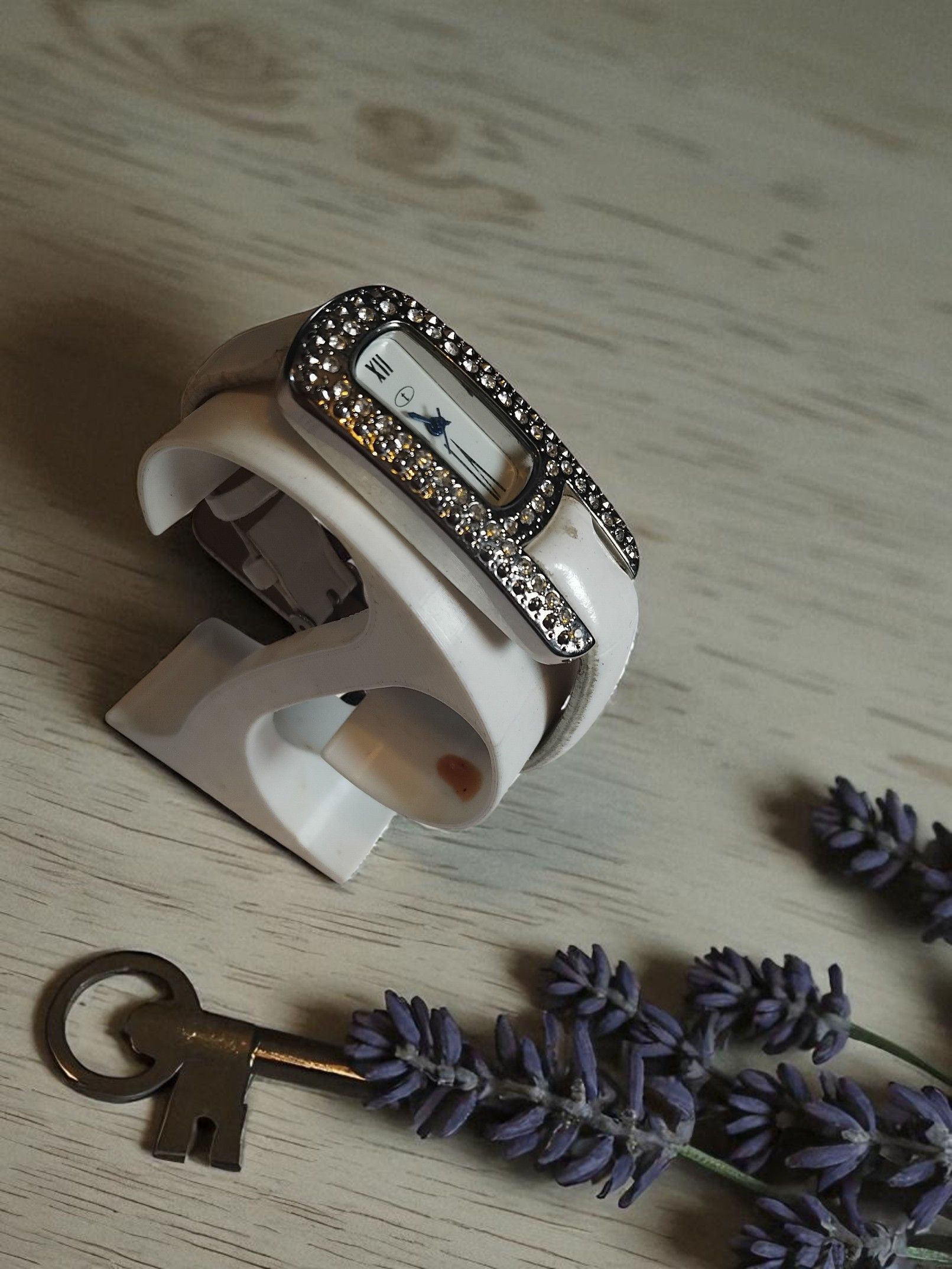 (BW-58) Ladies or teenager Rhinestone wrapped face watch