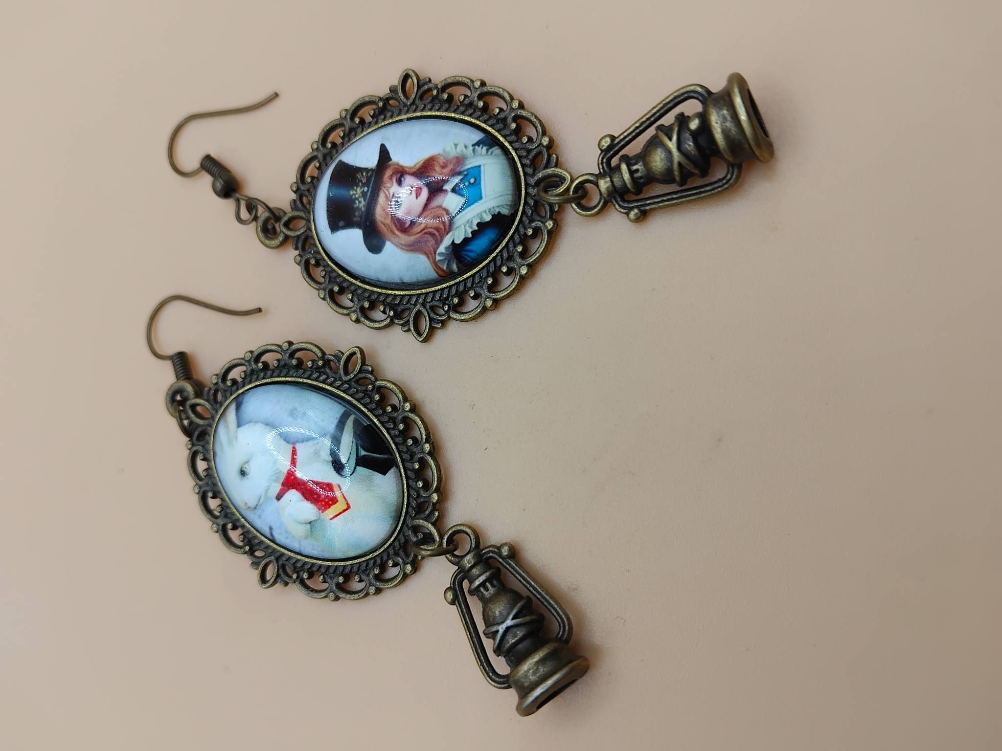 (E25) Alice in Wonderland Hatter & White Rabbit boxed earrings