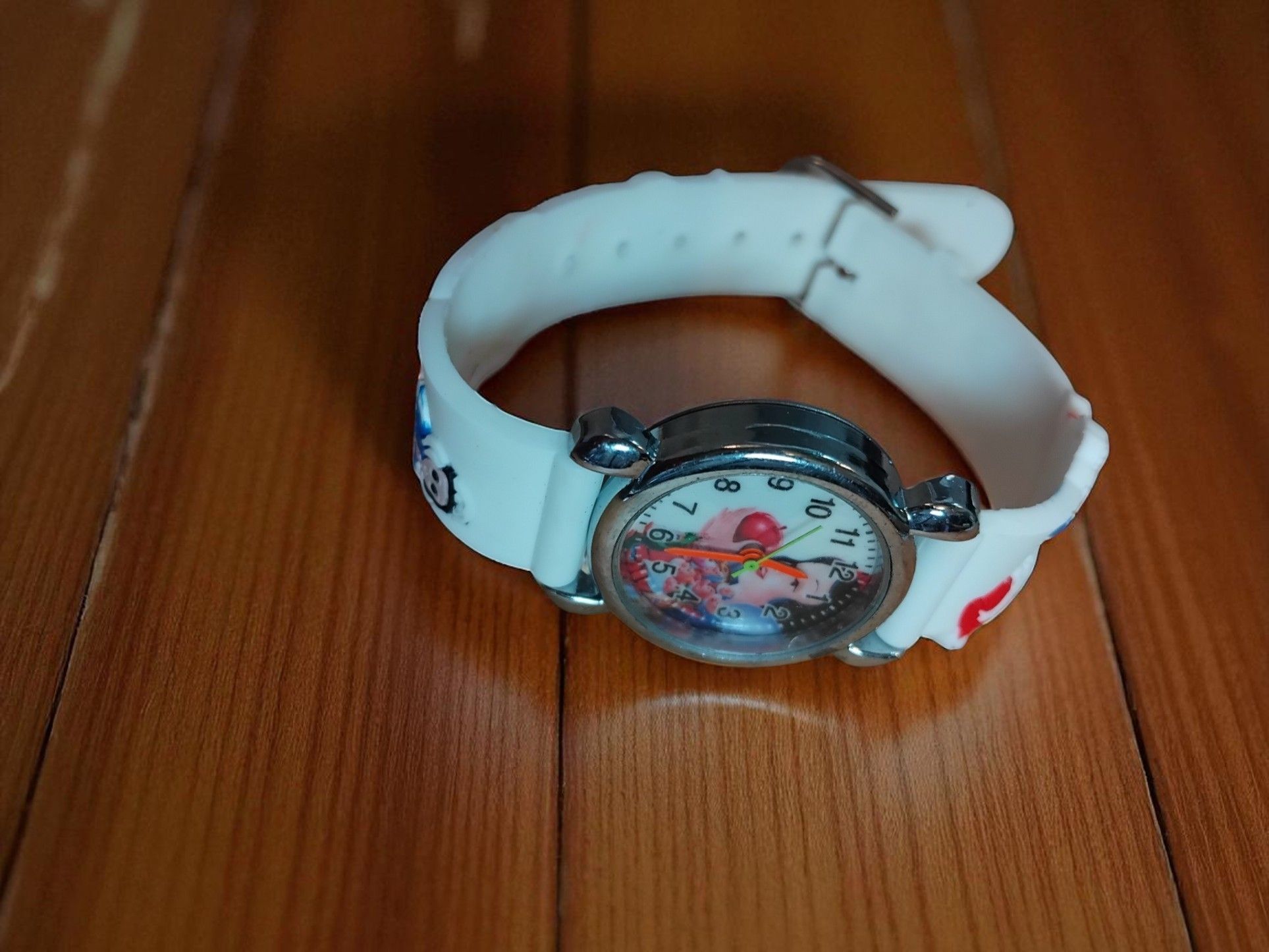 (BW15) Girls small Snow white silicone strap watch