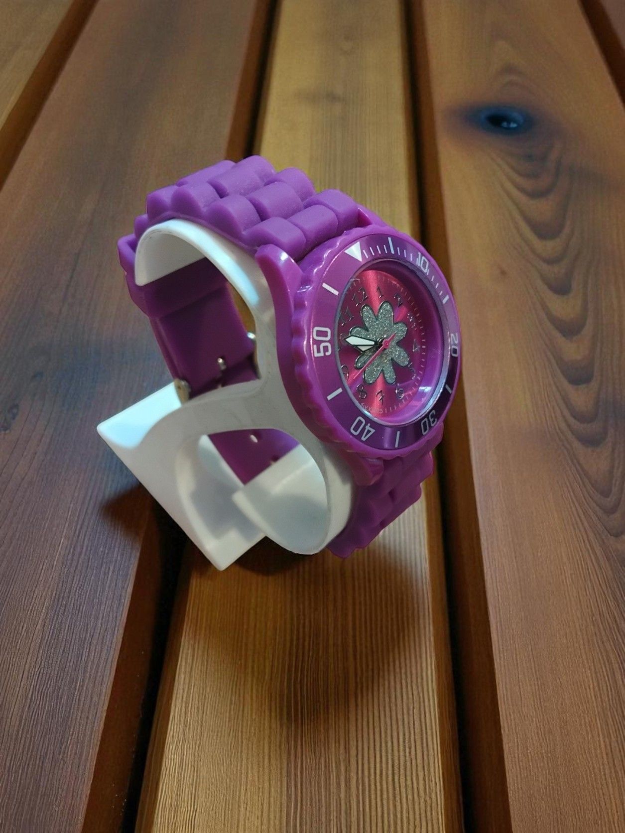 (BW6) Teenager / ladies purple rubber strapped flower themed watch