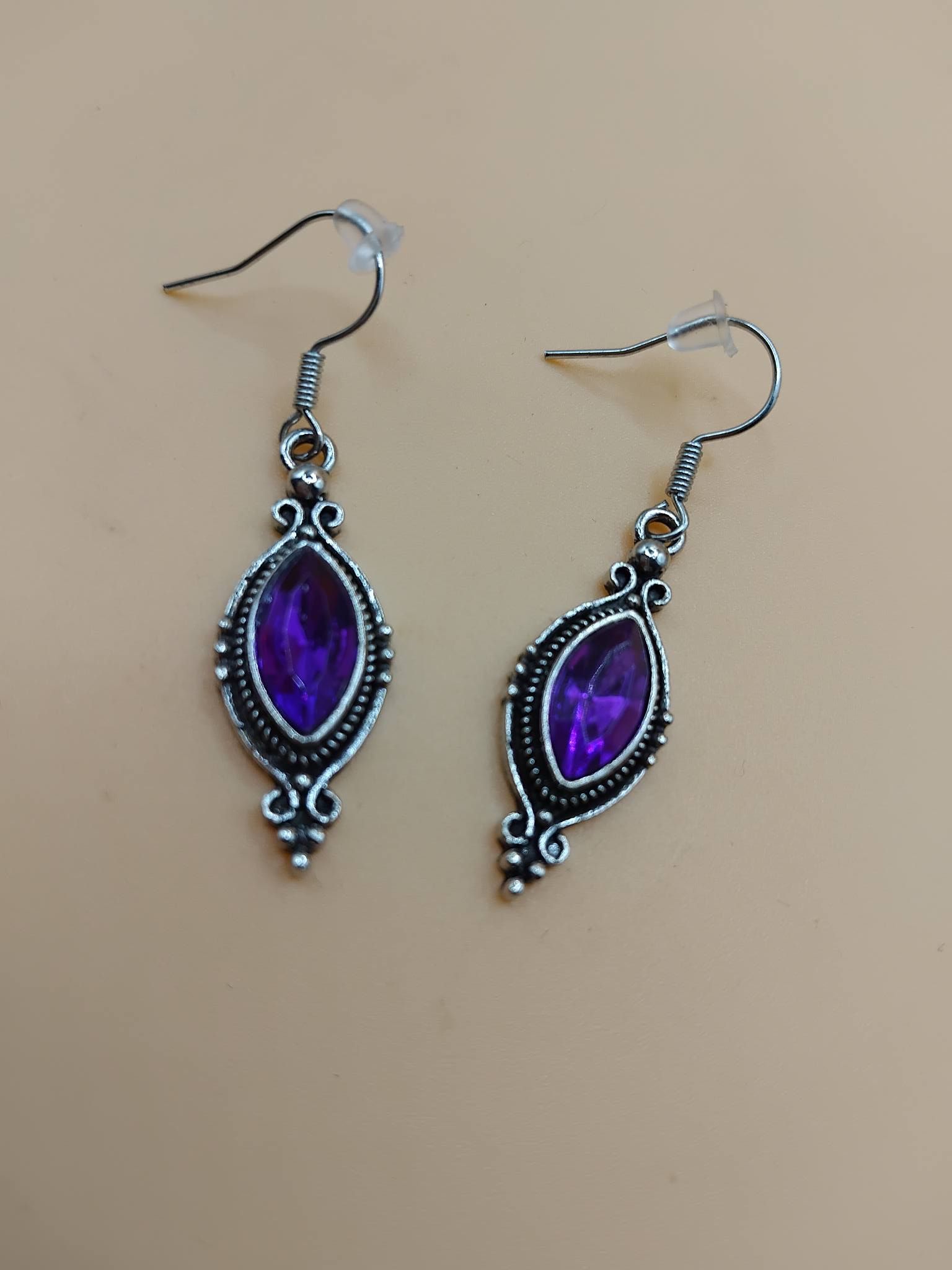 (E30) Ladies / teenagers pair of dress earrings