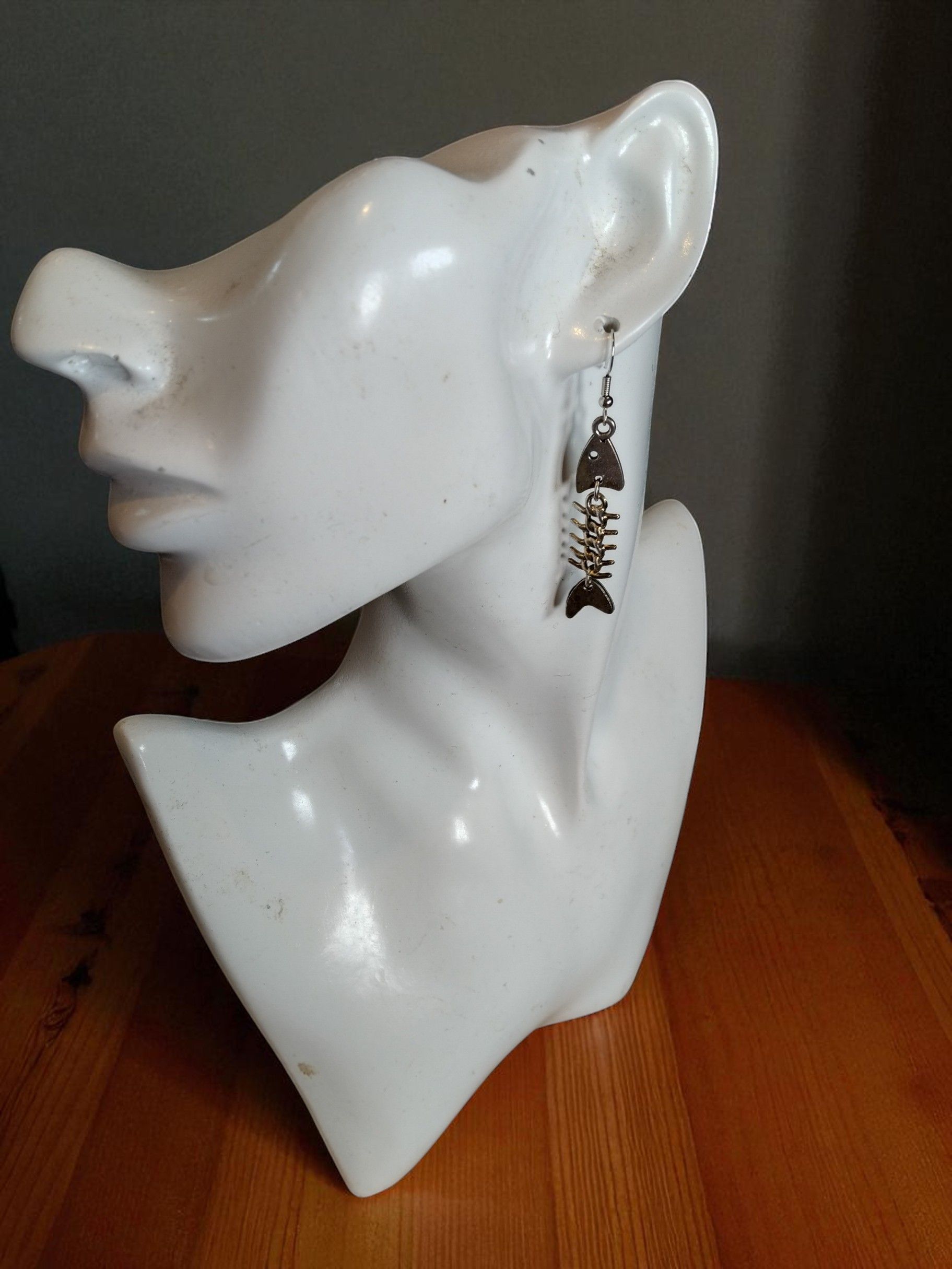 (E40) Unisex goth punk fish bone pair of earrings
