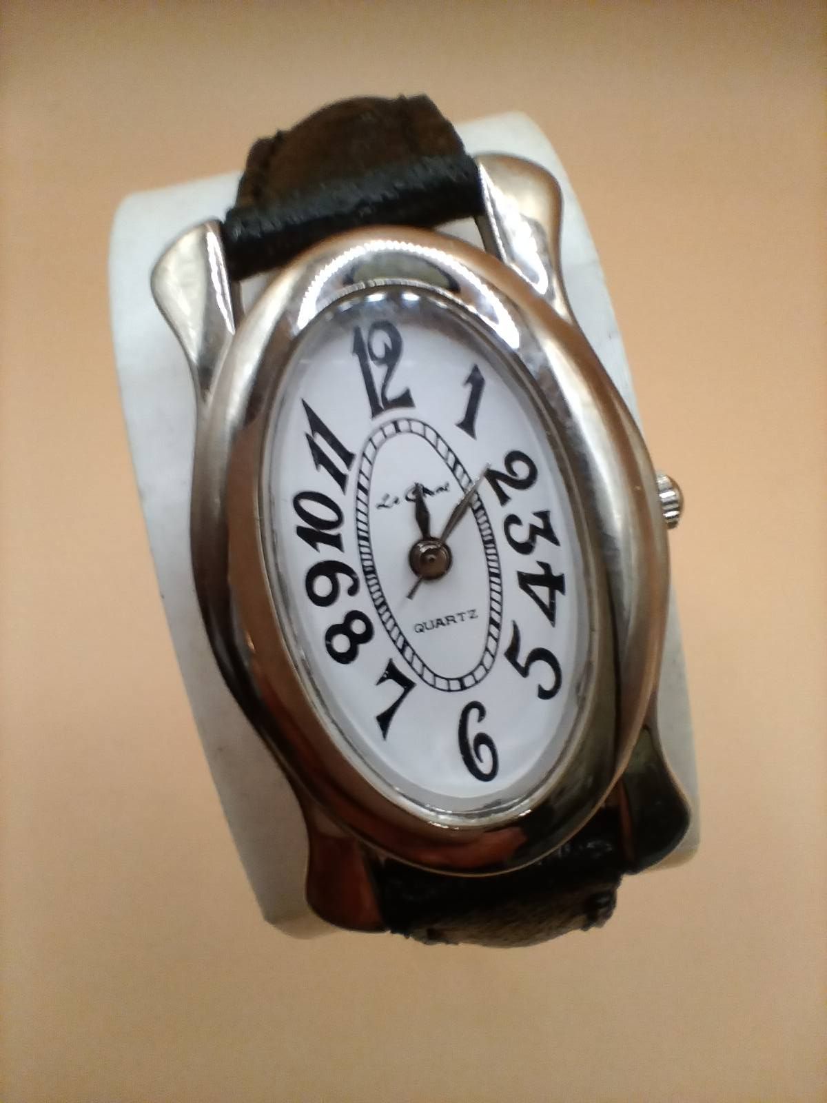 (Lc20) Le Chat ladies/teens leather strap dress watch