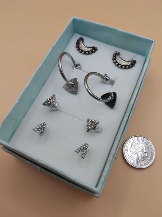 (BE46) 4 x pairs of unisex Topman ear studs boxed