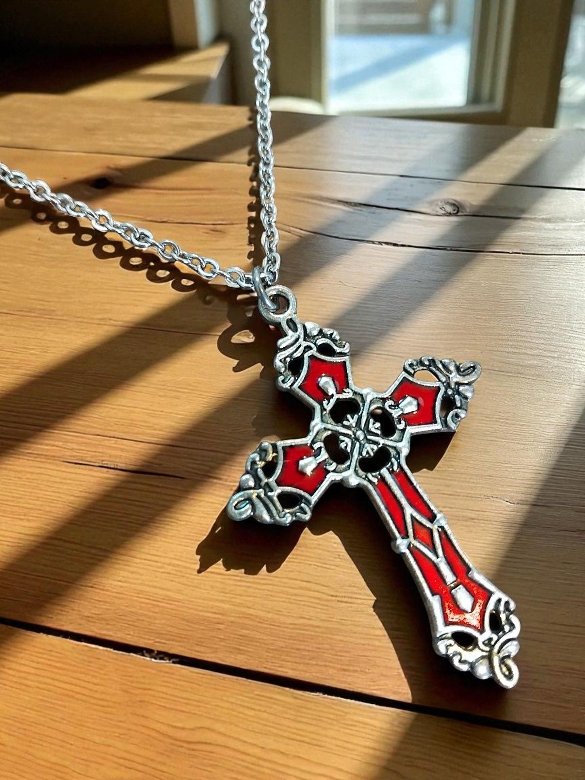 (N60) Beautifully crafted red and silver crucifix pendant necklace