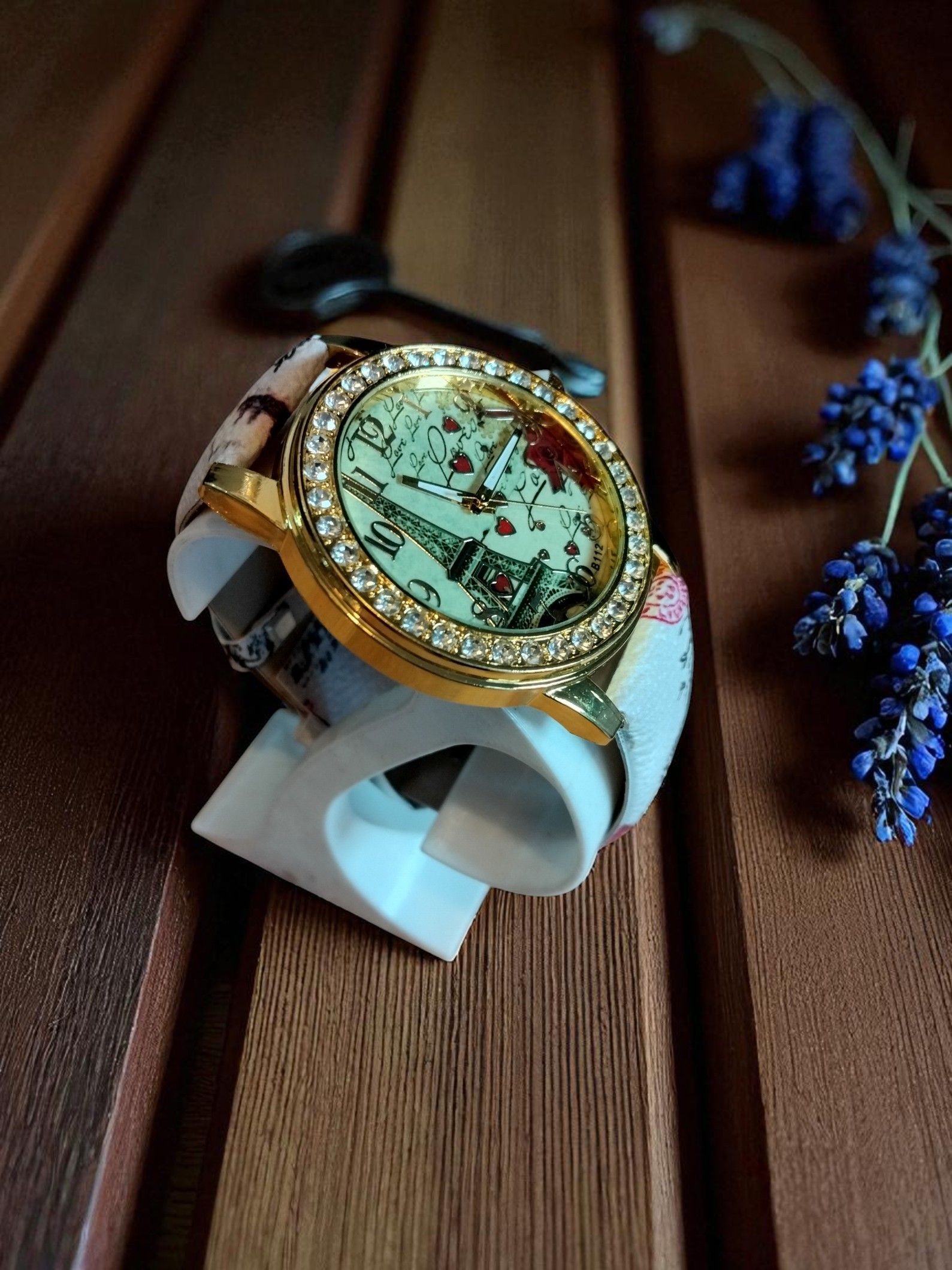 (LW180) France Paris Eiffel tower themed watch boxed