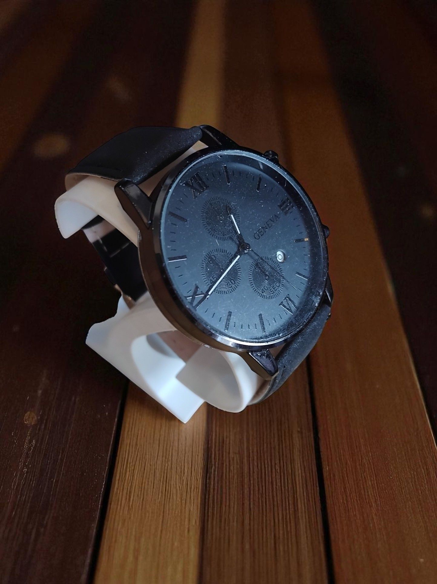 (MW62) Gents/Teenagers Geneva leather strap watch with date function