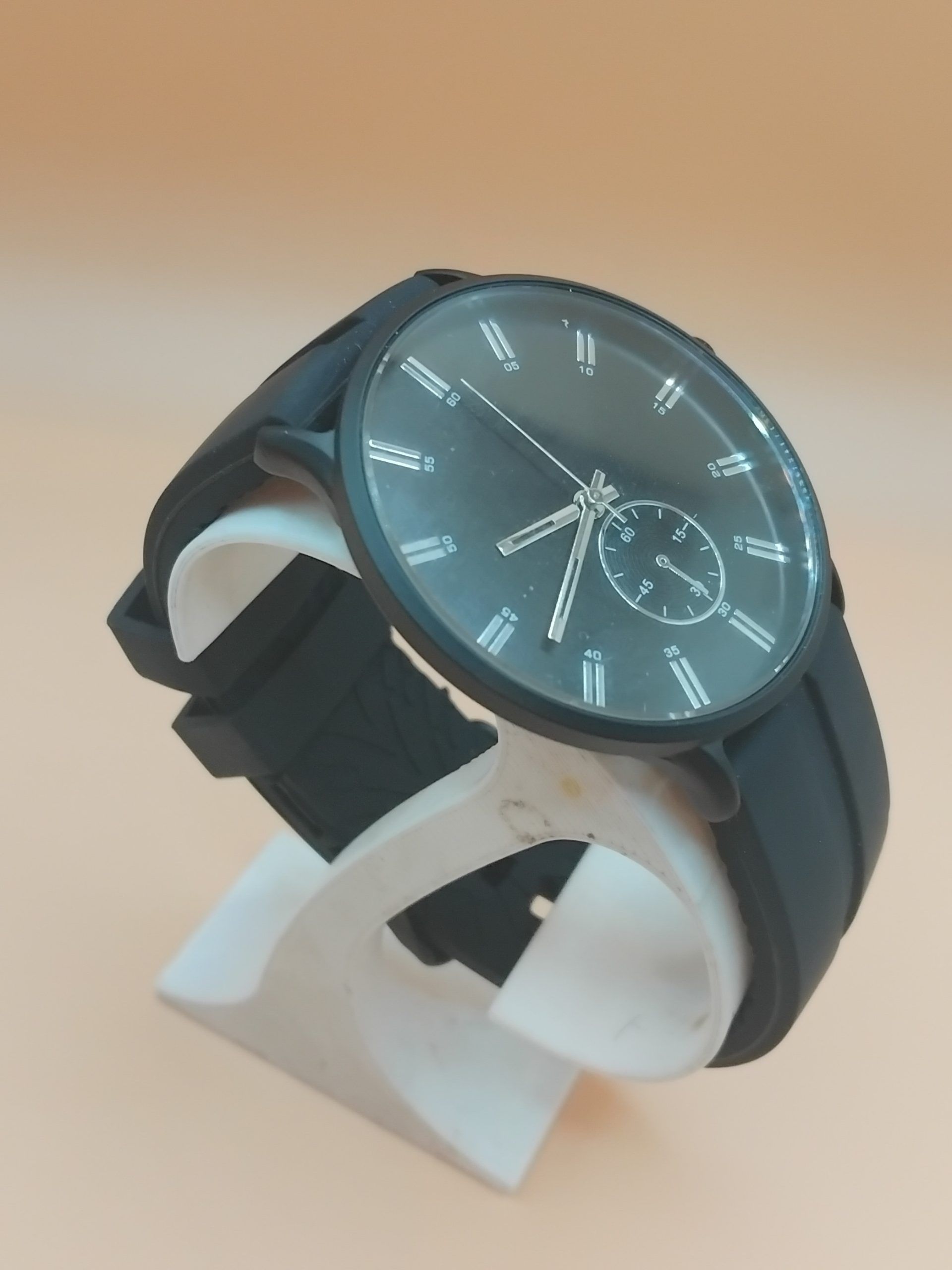 (MW20) Burton ribbed heavy duty black silicone strap watch