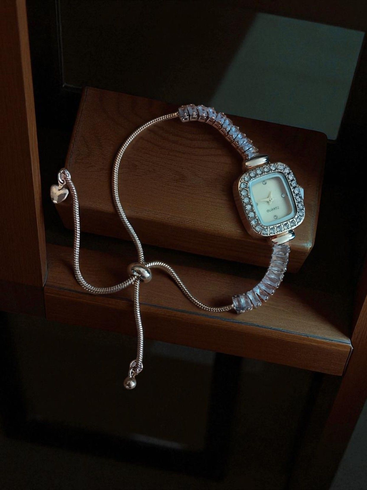 (LW5) Ladies teenager drawstring watch boxed