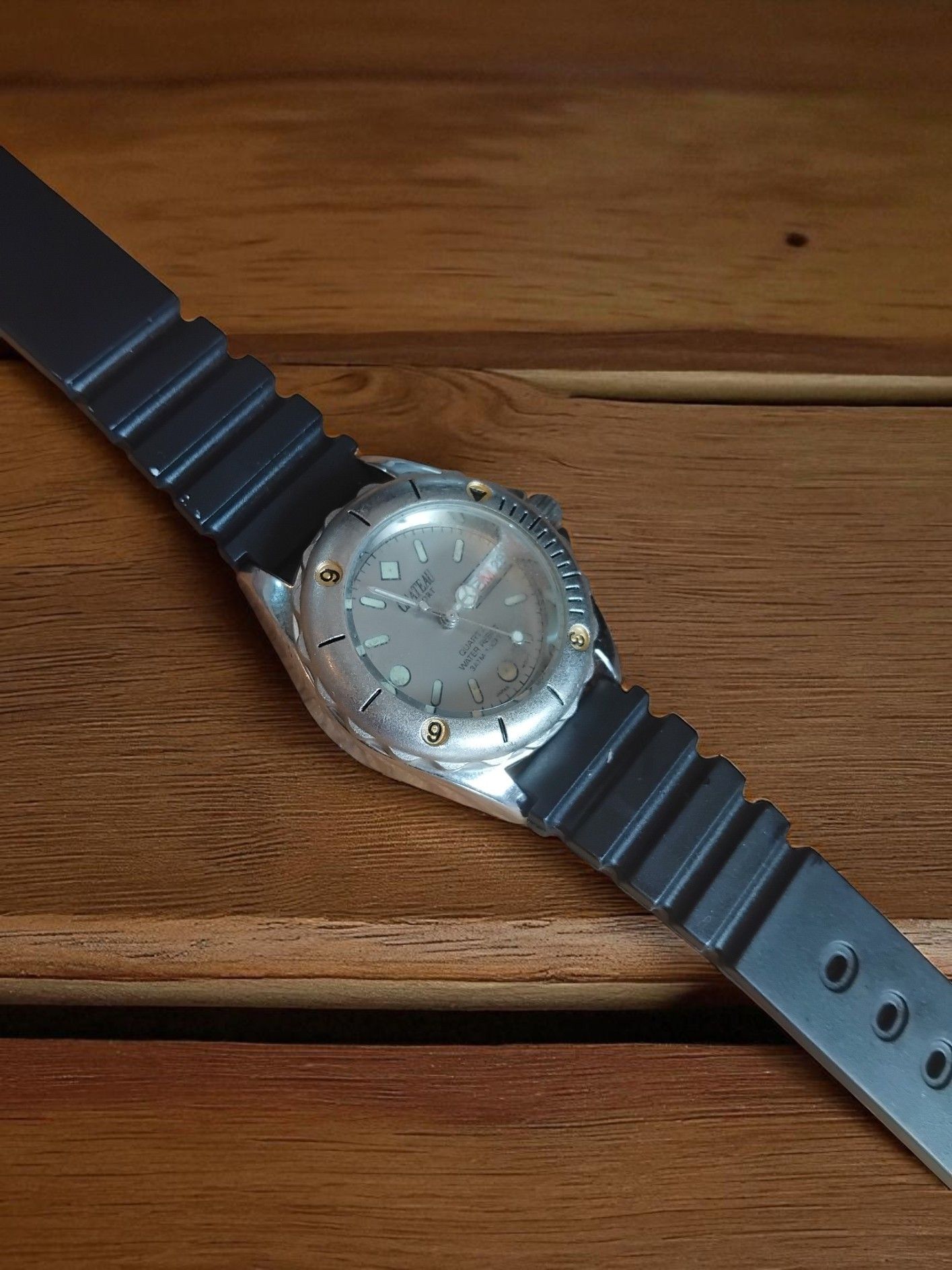 (MW100) Chateau Gents / teenagers watch with date feature