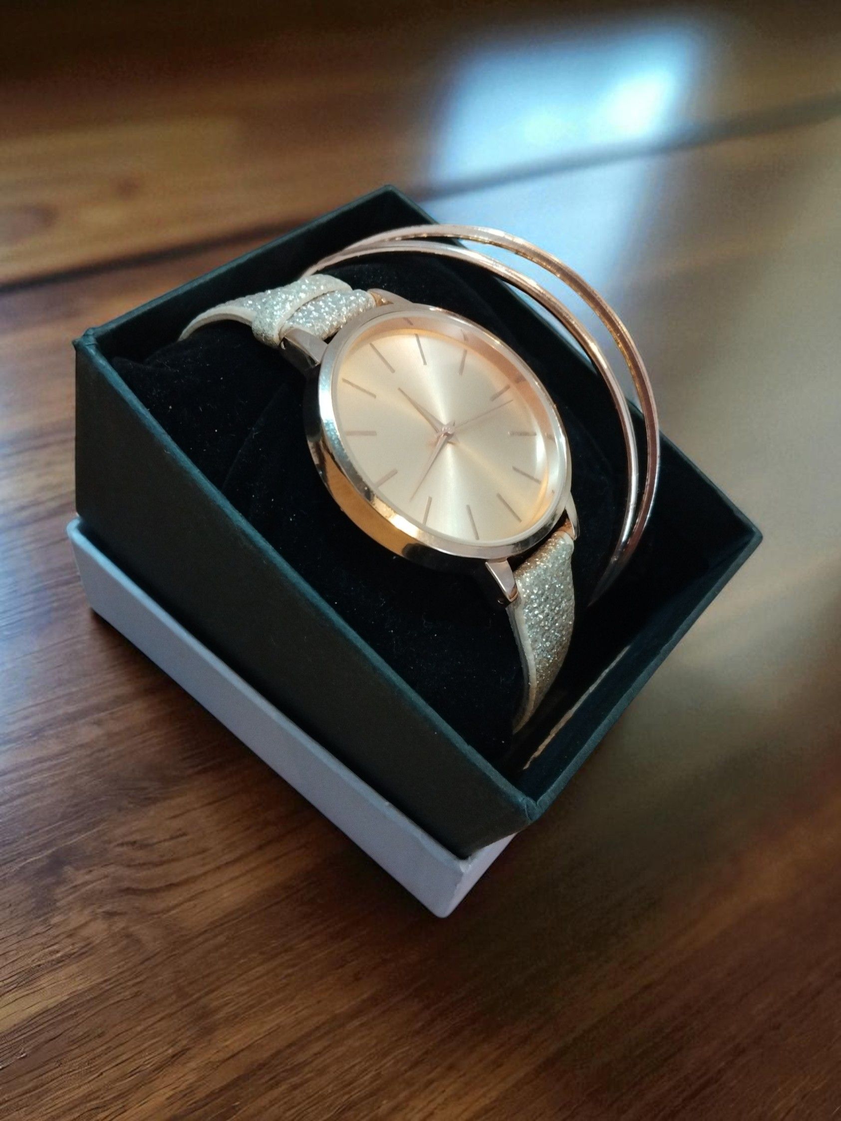 (LW61) Claire’s ladies / teenager slim leather strap watch & 3 bracelets