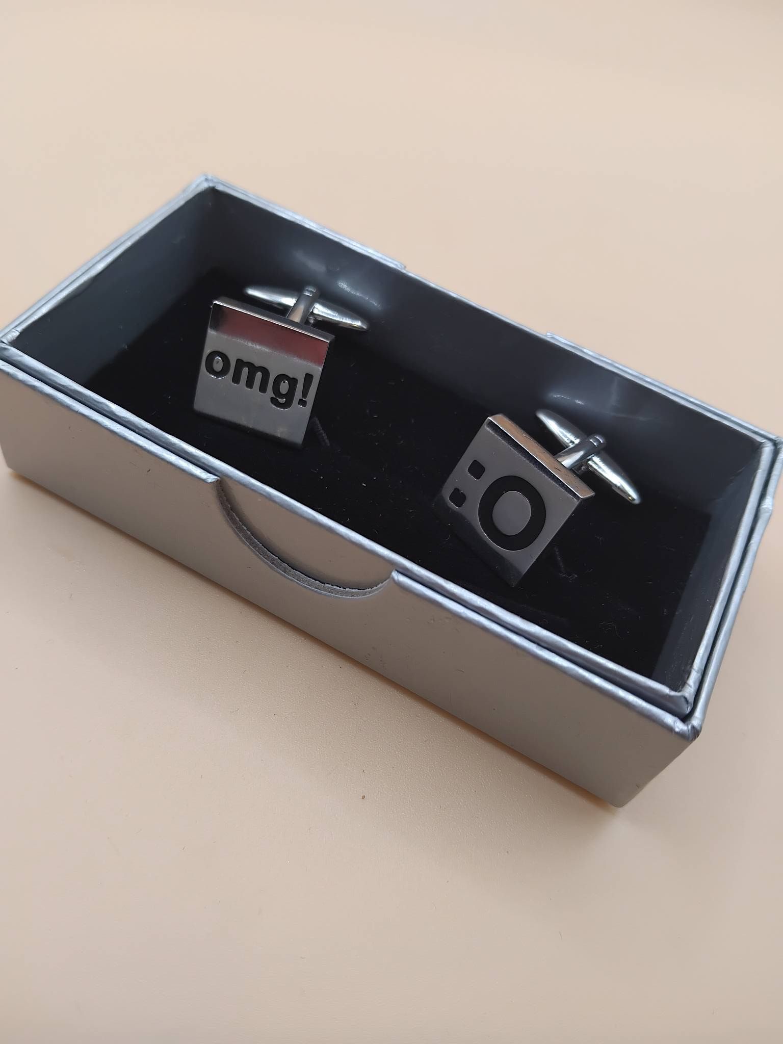 (Cf7) Pair of fun “OMG” quality cufflinks
