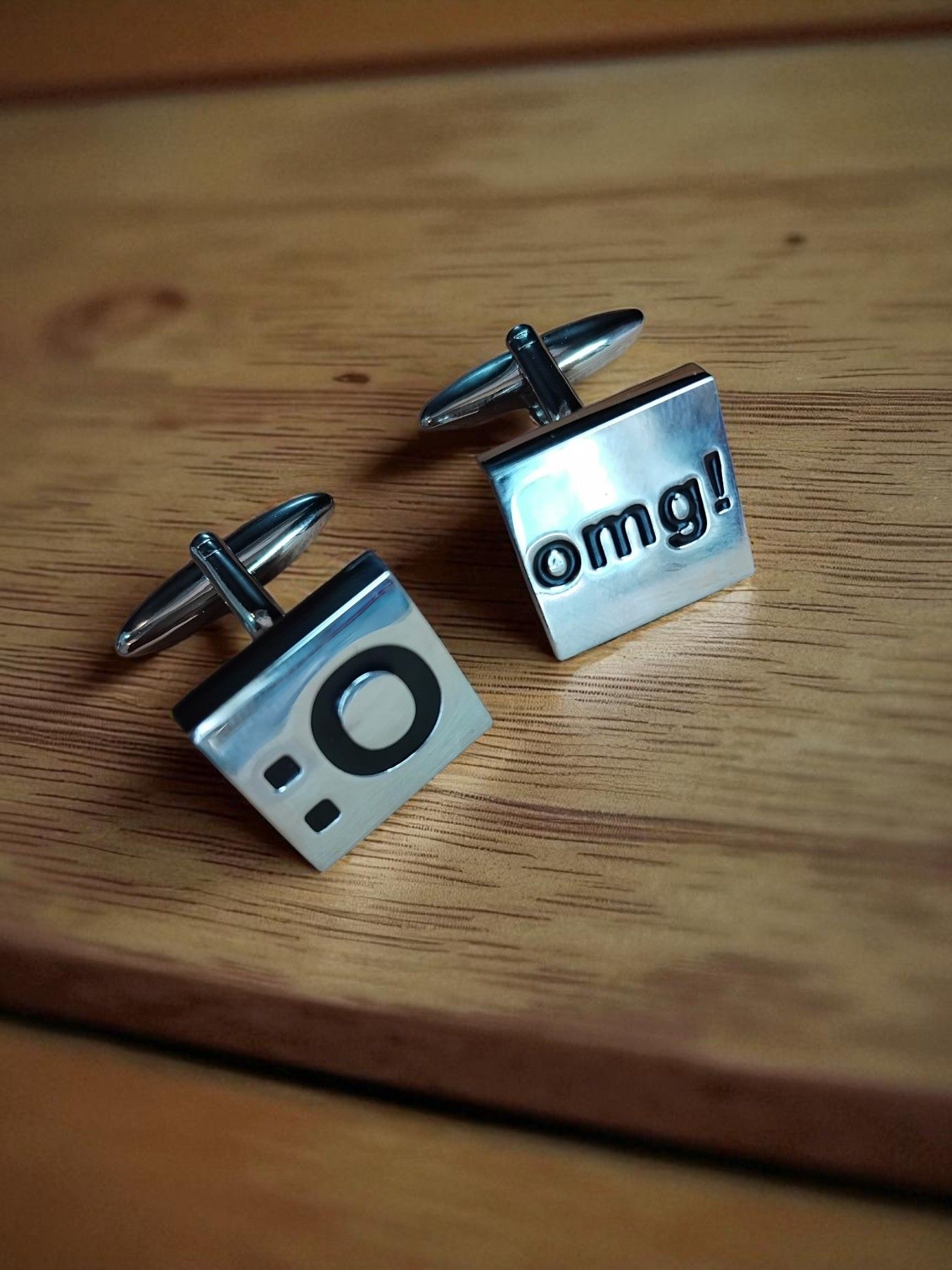 (Cf7) Pair of fun “OMG” quality cufflinks