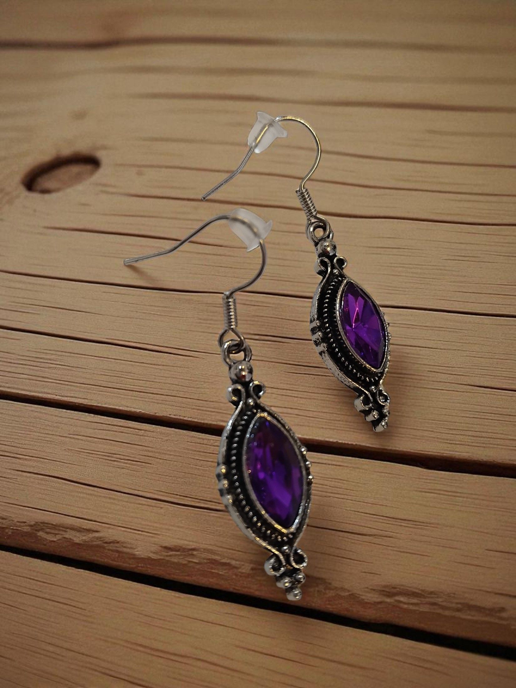(E30) Ladies / teenagers pair of dress earrings