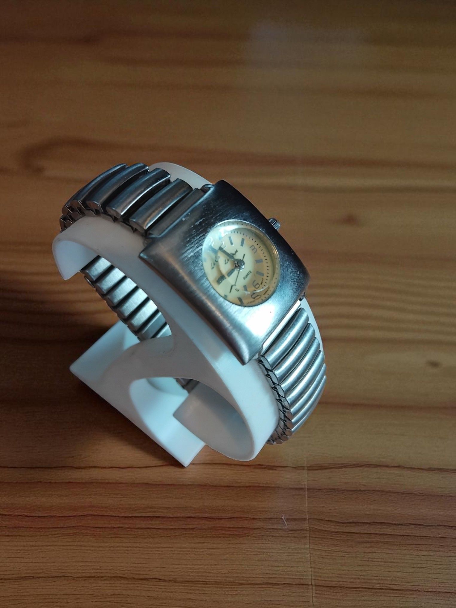 (Lc30) Le Chat ladies/teens brushed stainless steel expandable strap watch