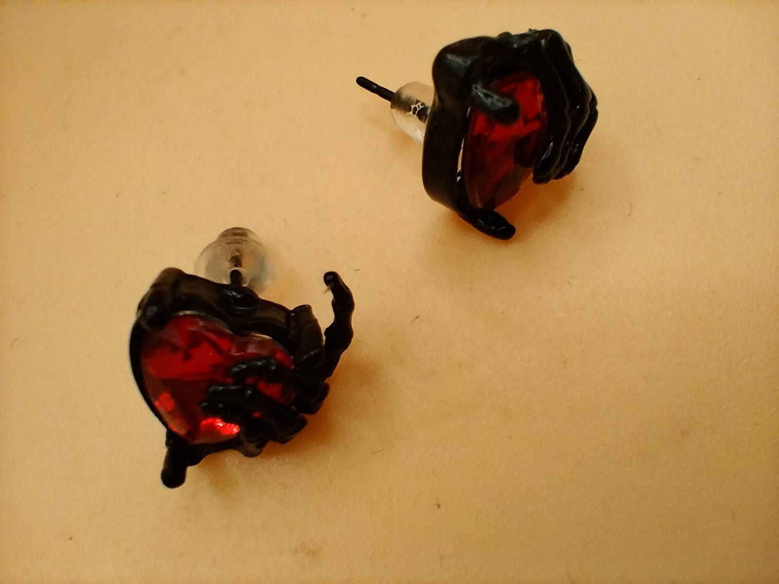 (BE22) Pair of small heart in claw boxed earrings