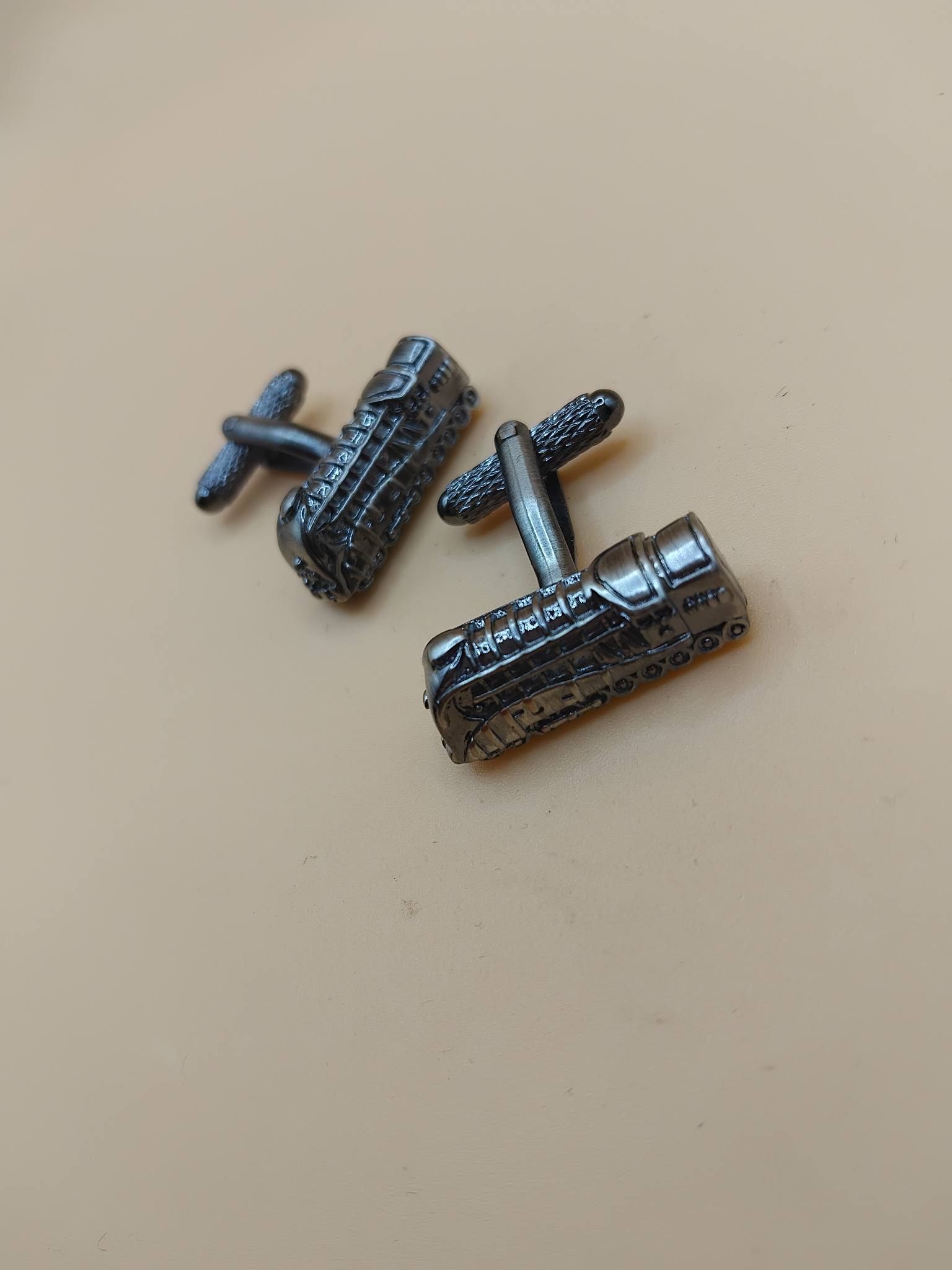 (Cf5) pair of engine train cufflinks