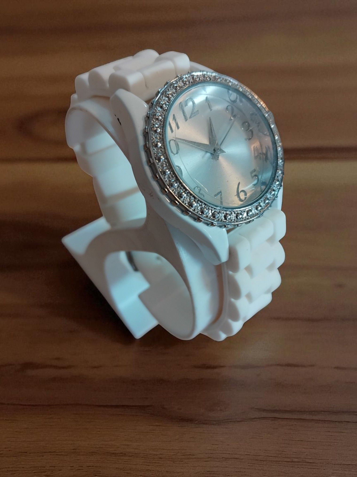(BW10) Ladies / teenager white rubber strap watch