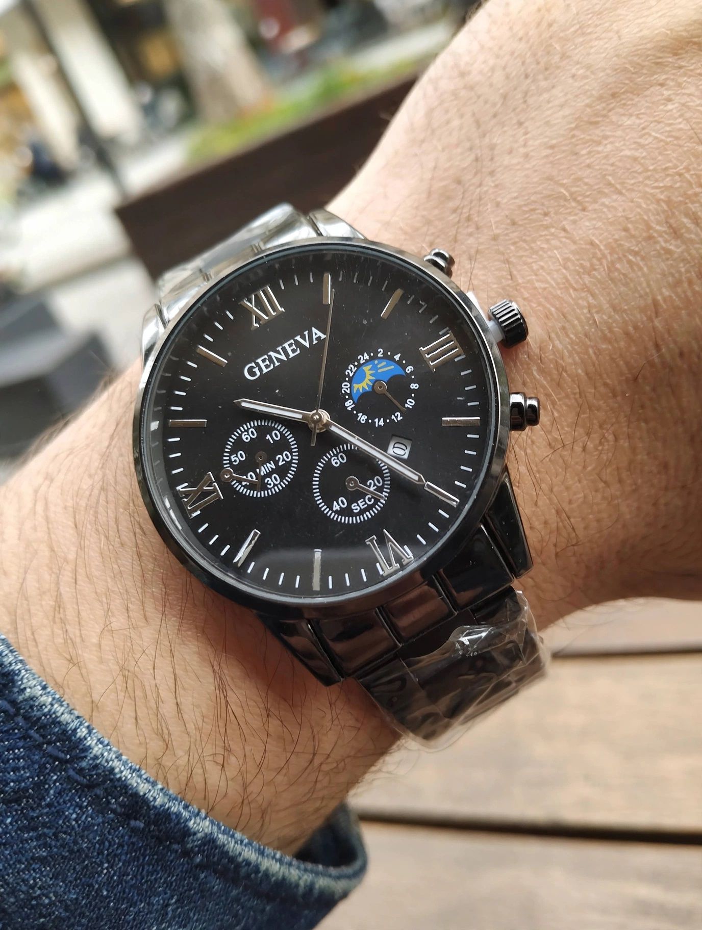 (MW172) Gents chunky design Geneva watch