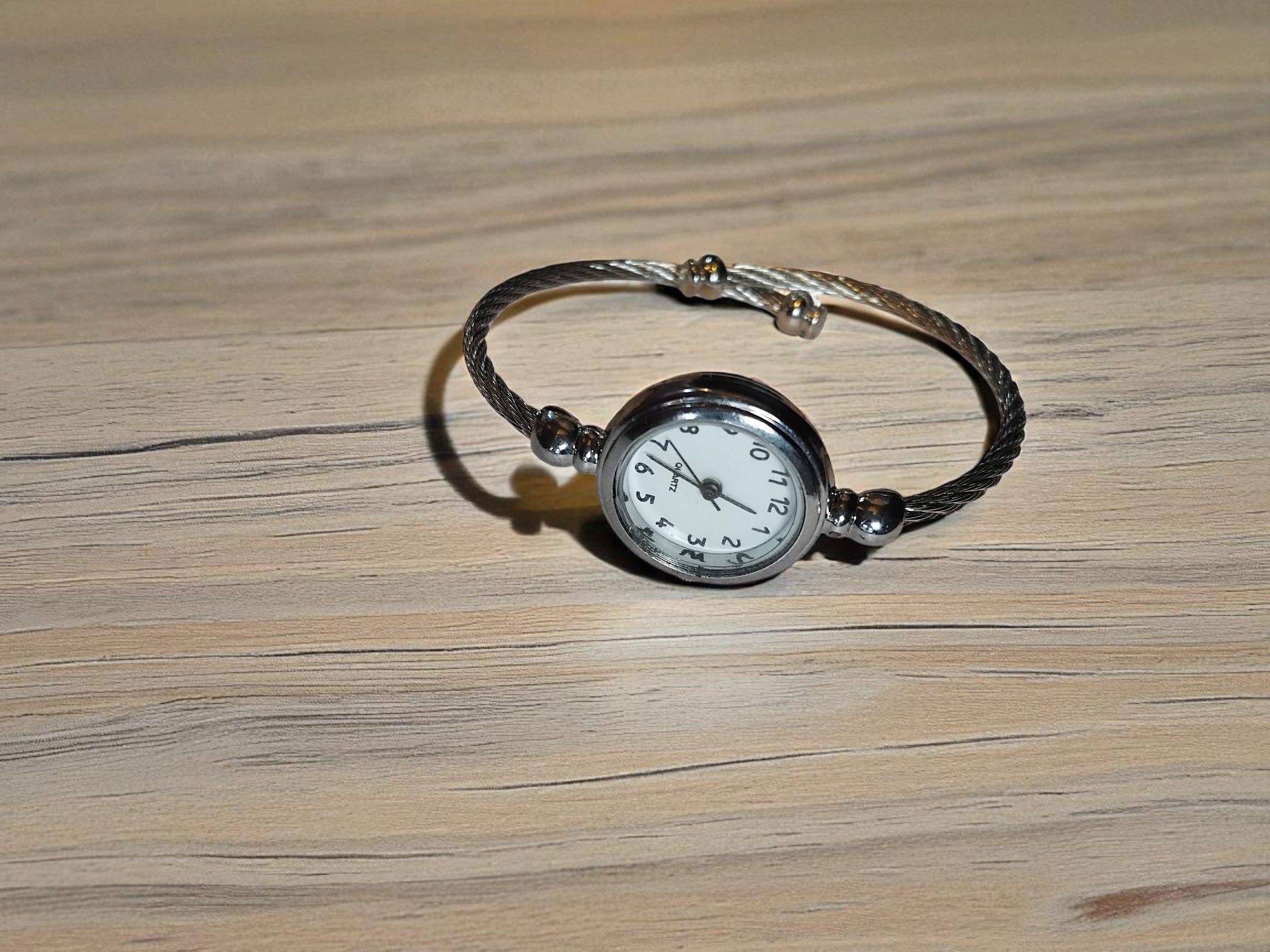 (LW227) Expanding bangle style ladies / teens dress watch boxed