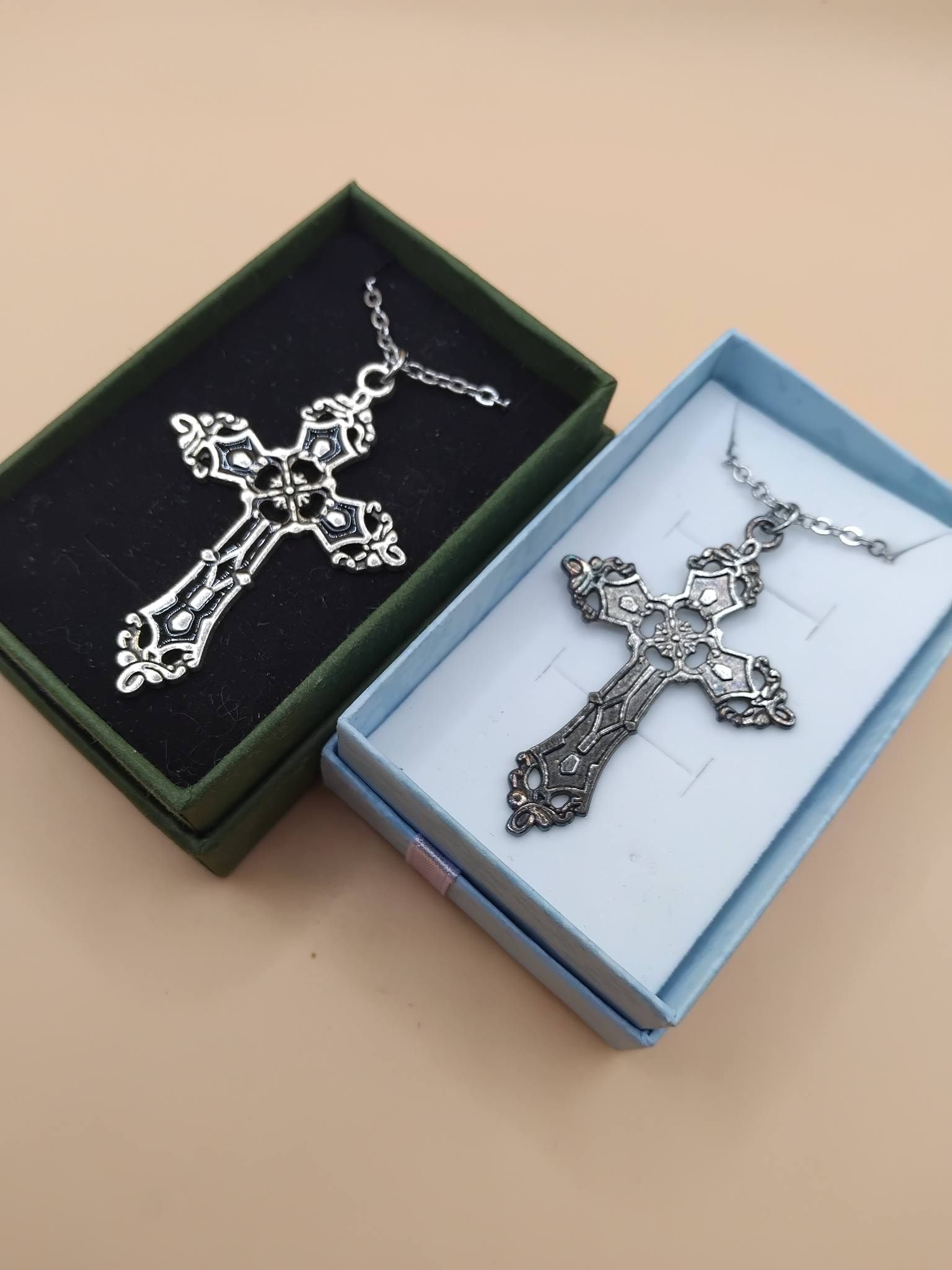 (N58) Beautifully crafted crucifix pendant necklace