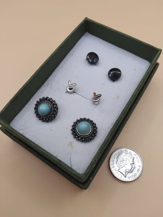(BE48) 3 x pairs of unisex Topman ear studs