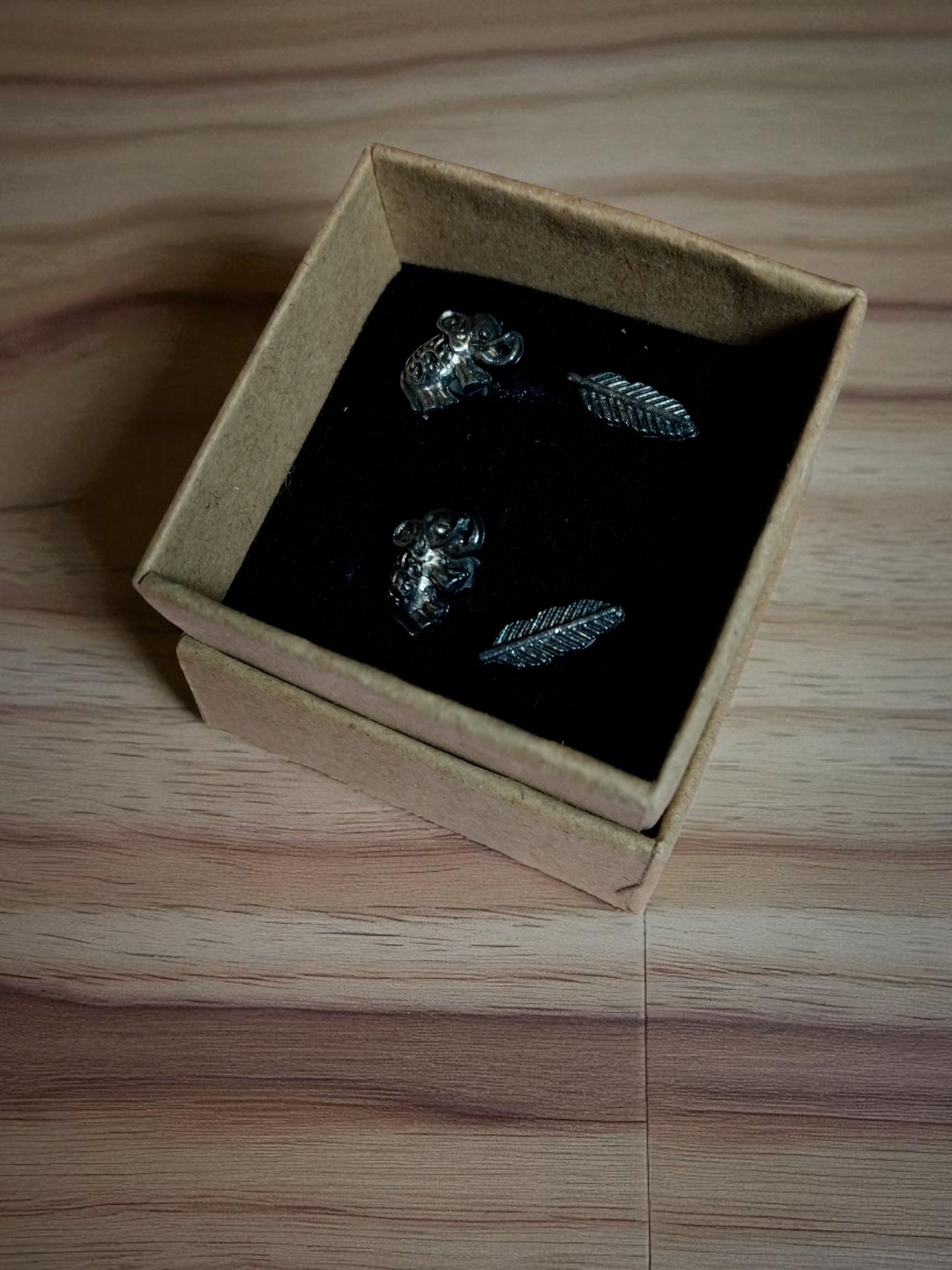 (B-E-58) 2 x pairs of unisex ear studs