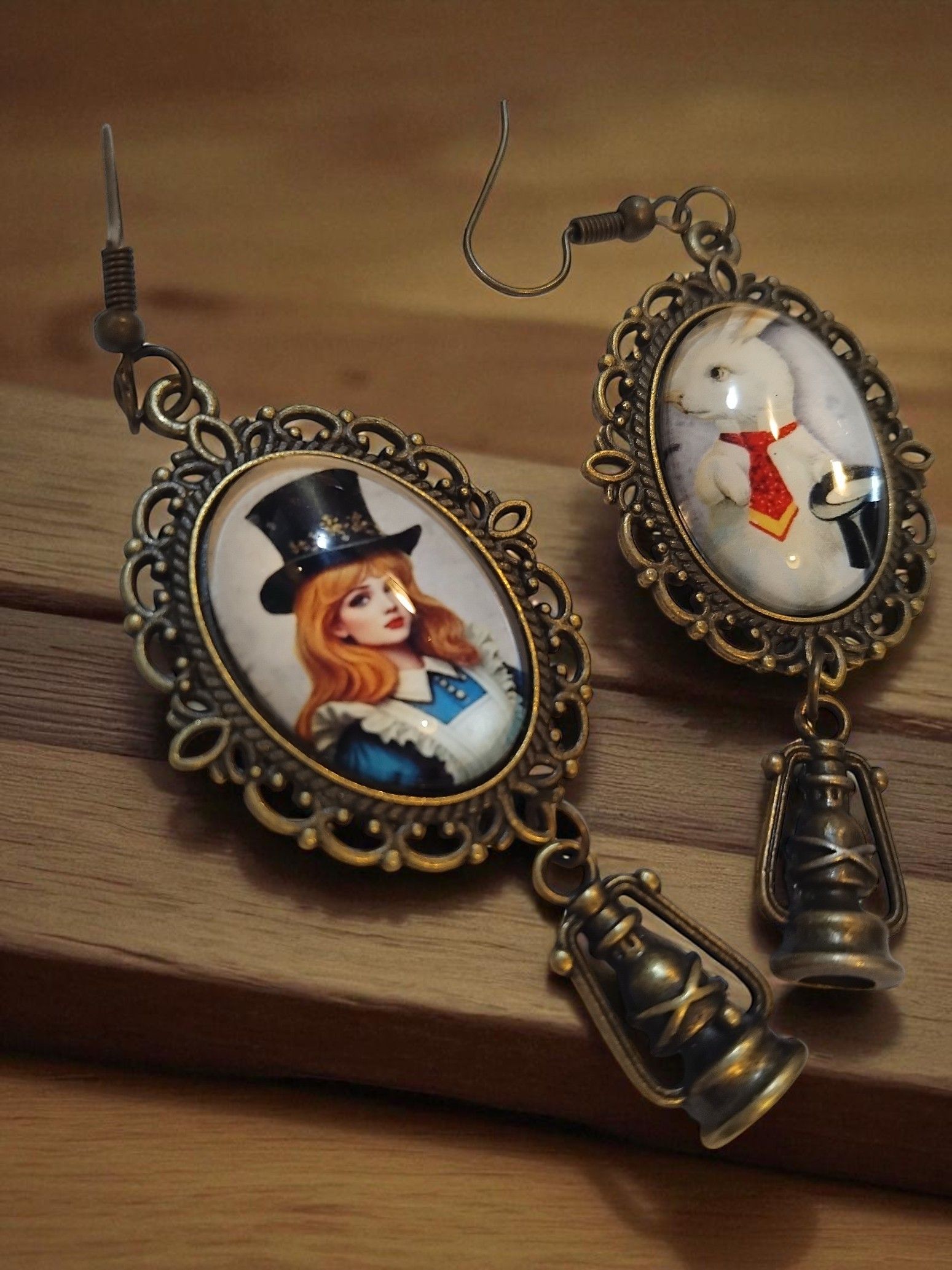 (E25) Alice in Wonderland Hatter & White Rabbit boxed earrings