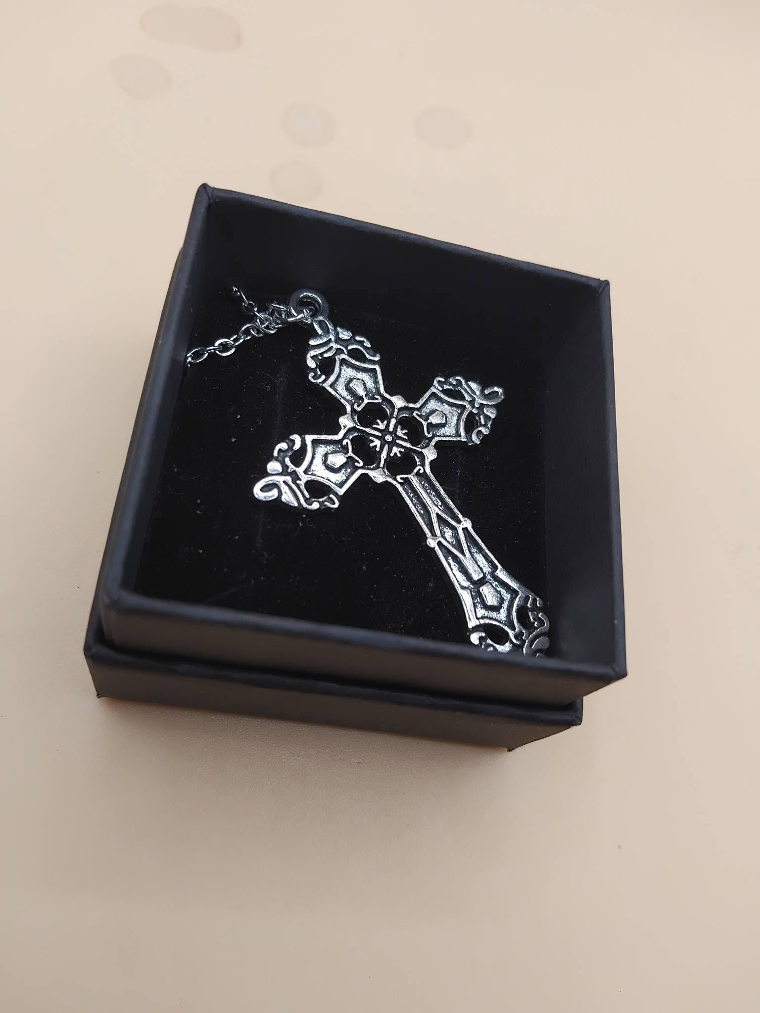 (N610) Cross pendant necklace