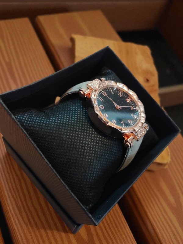 (LW21) Ladies / teenager semi bling leather strap watch - Image 5