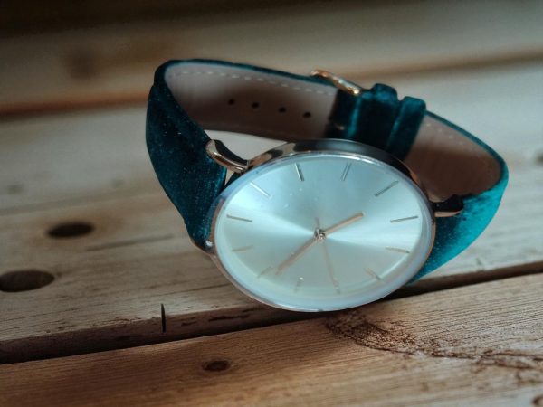 (MW24) Deep green velour over leather strap gents watch - Image 4