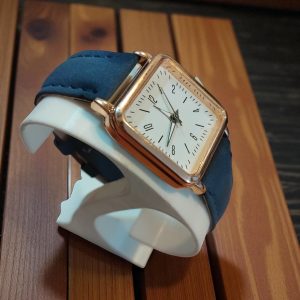 (LW25) Ladies / teenager square face watch